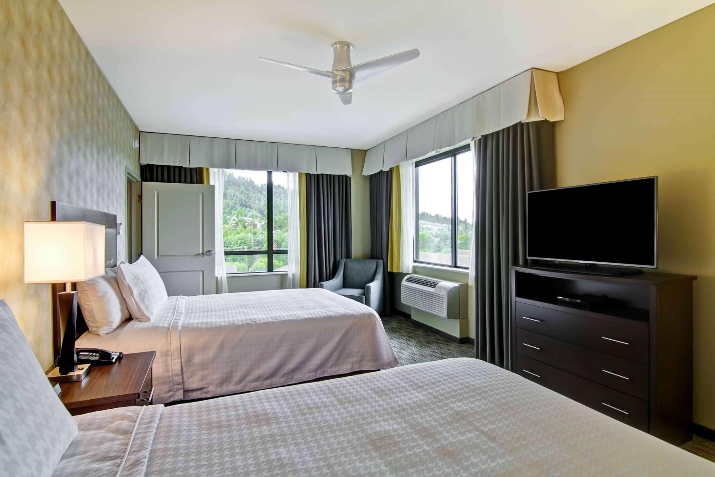 One-Bedroom Queen Corner Suite