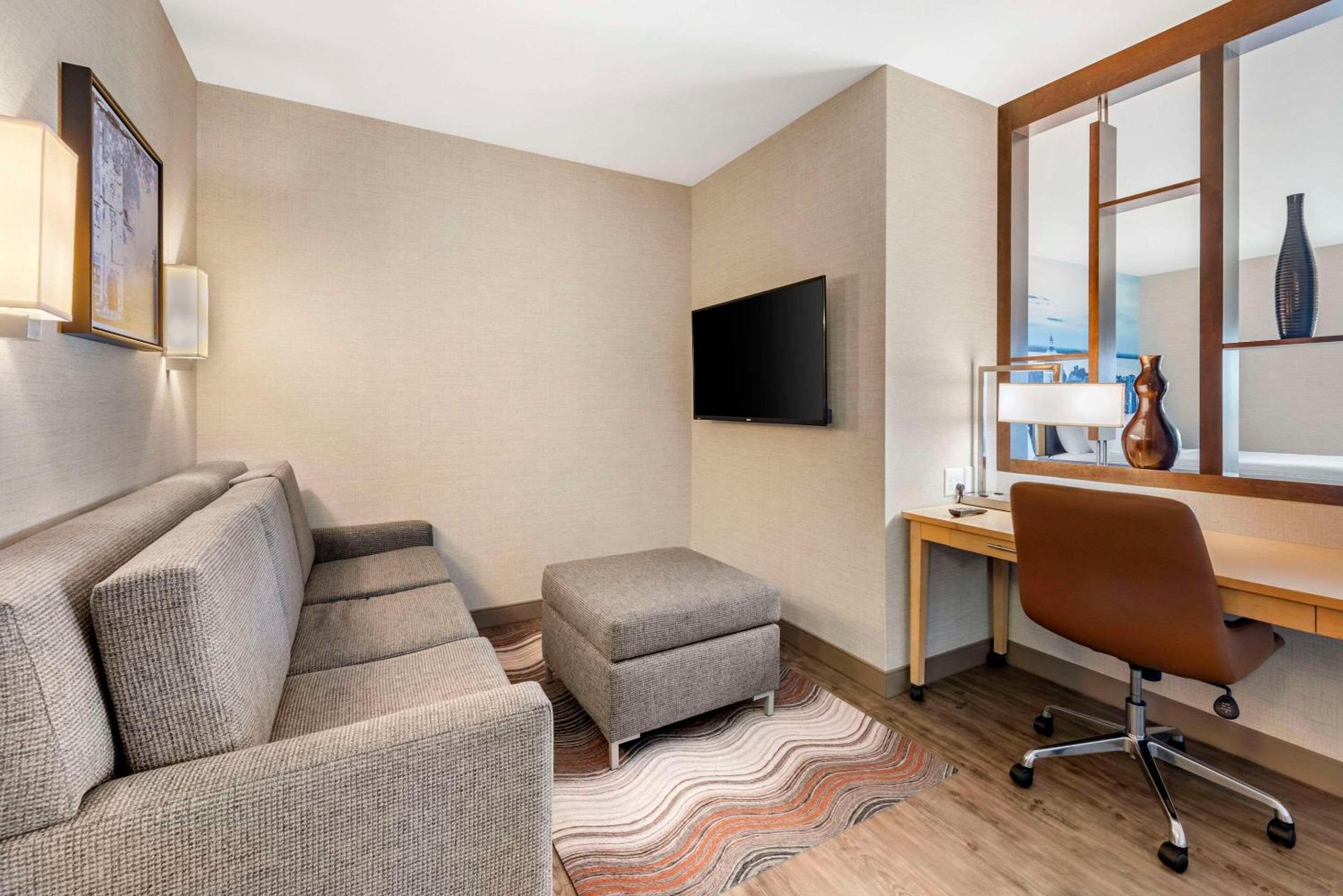 Queen Suite with Two Queen Beds and Sofa Bed - Non-Smoking