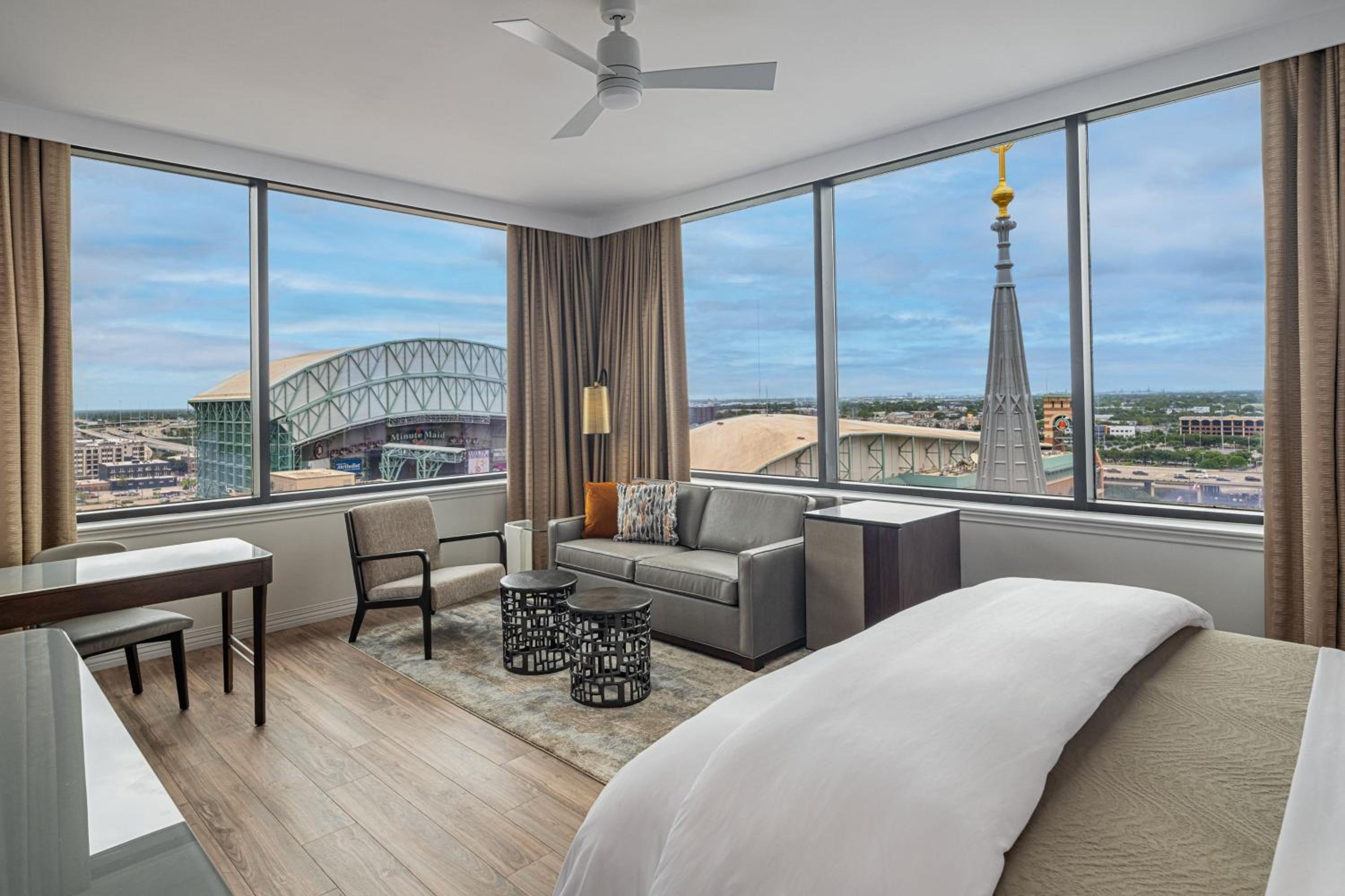 Corner King Suite with Sofa Bed and Tub - Mobility/Hearing Accessible