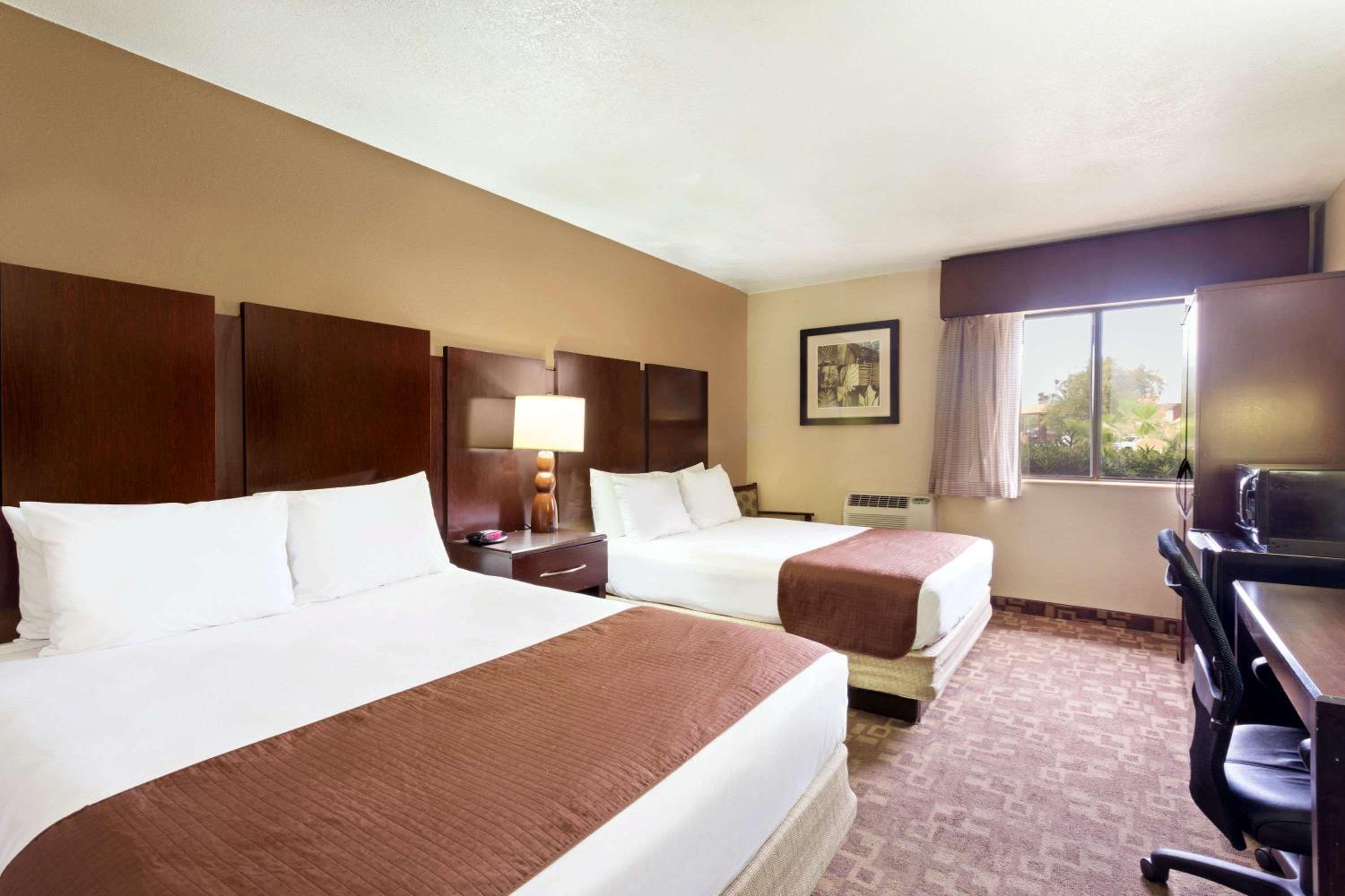 Queen Room With Two Queen Beds - Non-Smoking