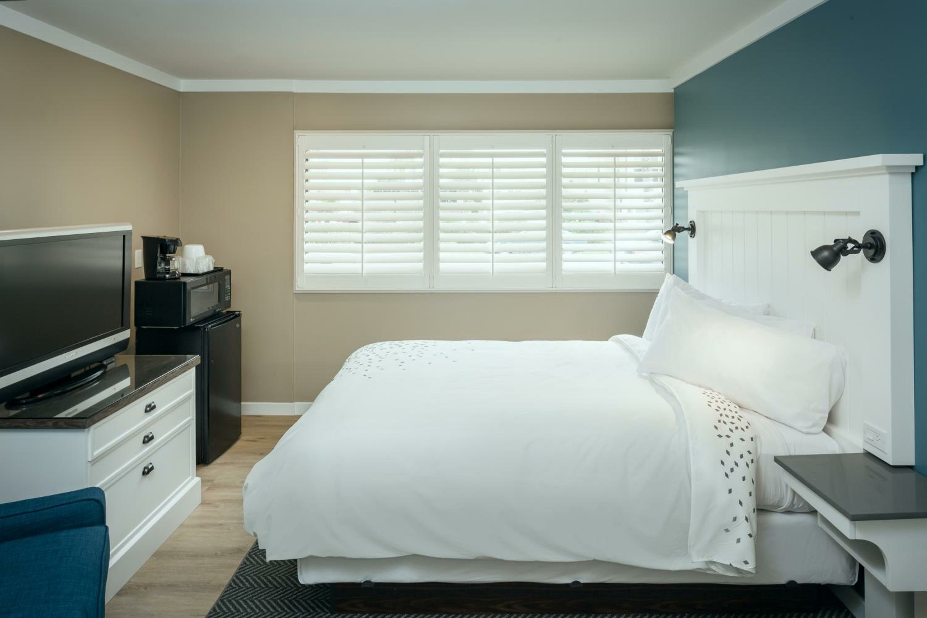 Standard  Room with Queen Bed 