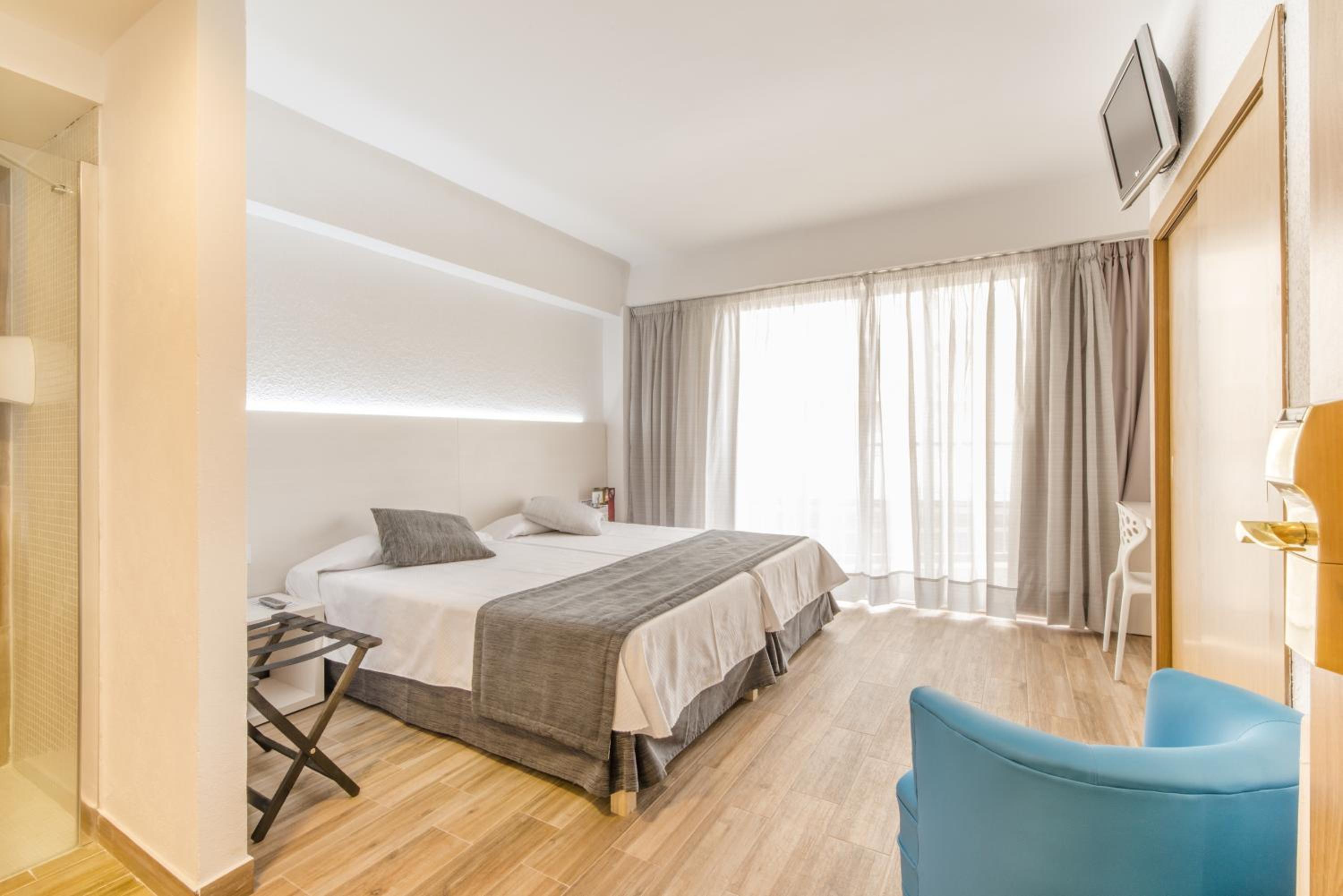 Deluxe Double Room with Balcony and Sea View