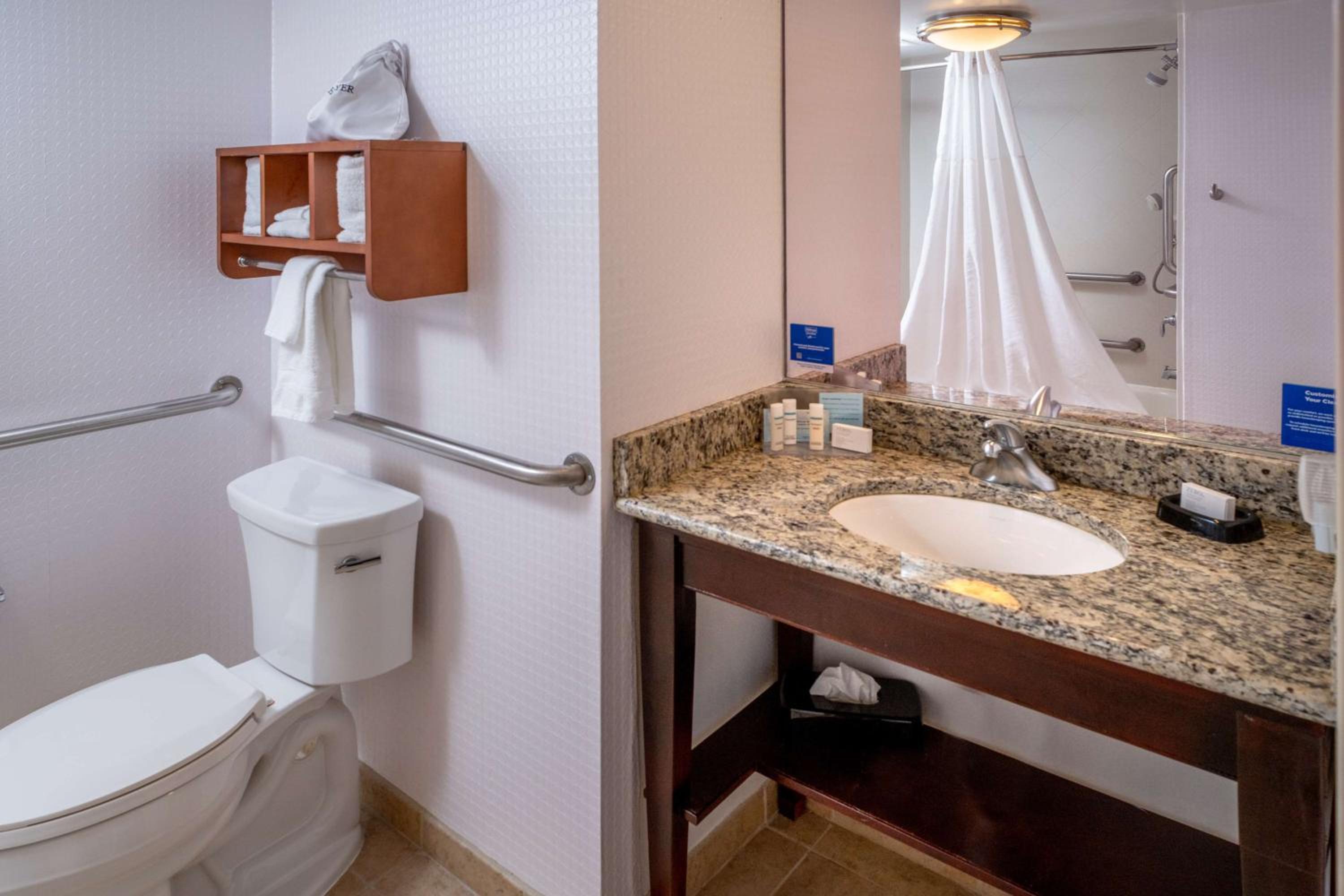 Queen Room with Mobility Access/Non-Smoking