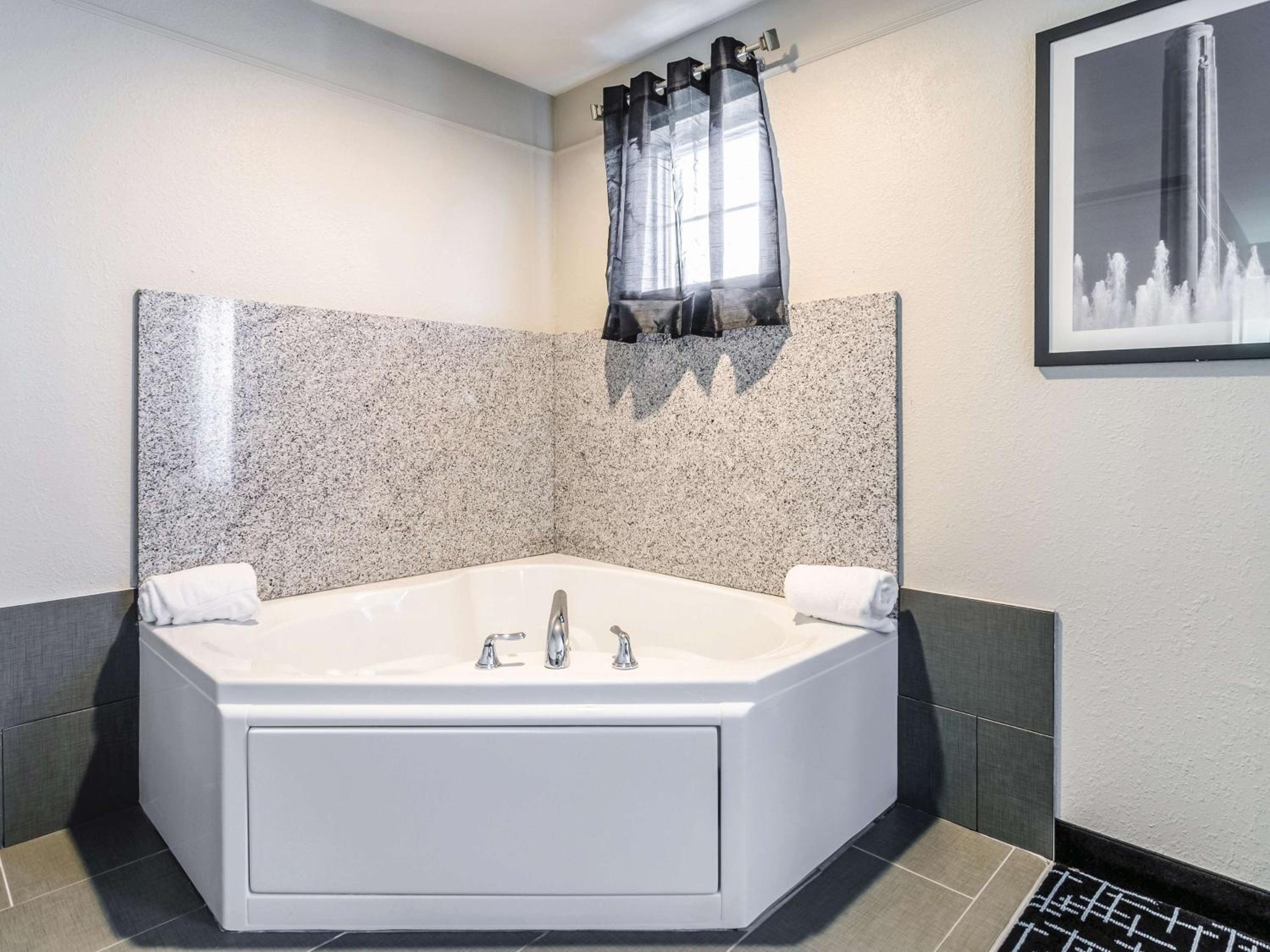 1 King Bed, Deluxe Studio Suite, Jetted Tub, Non-Smoking