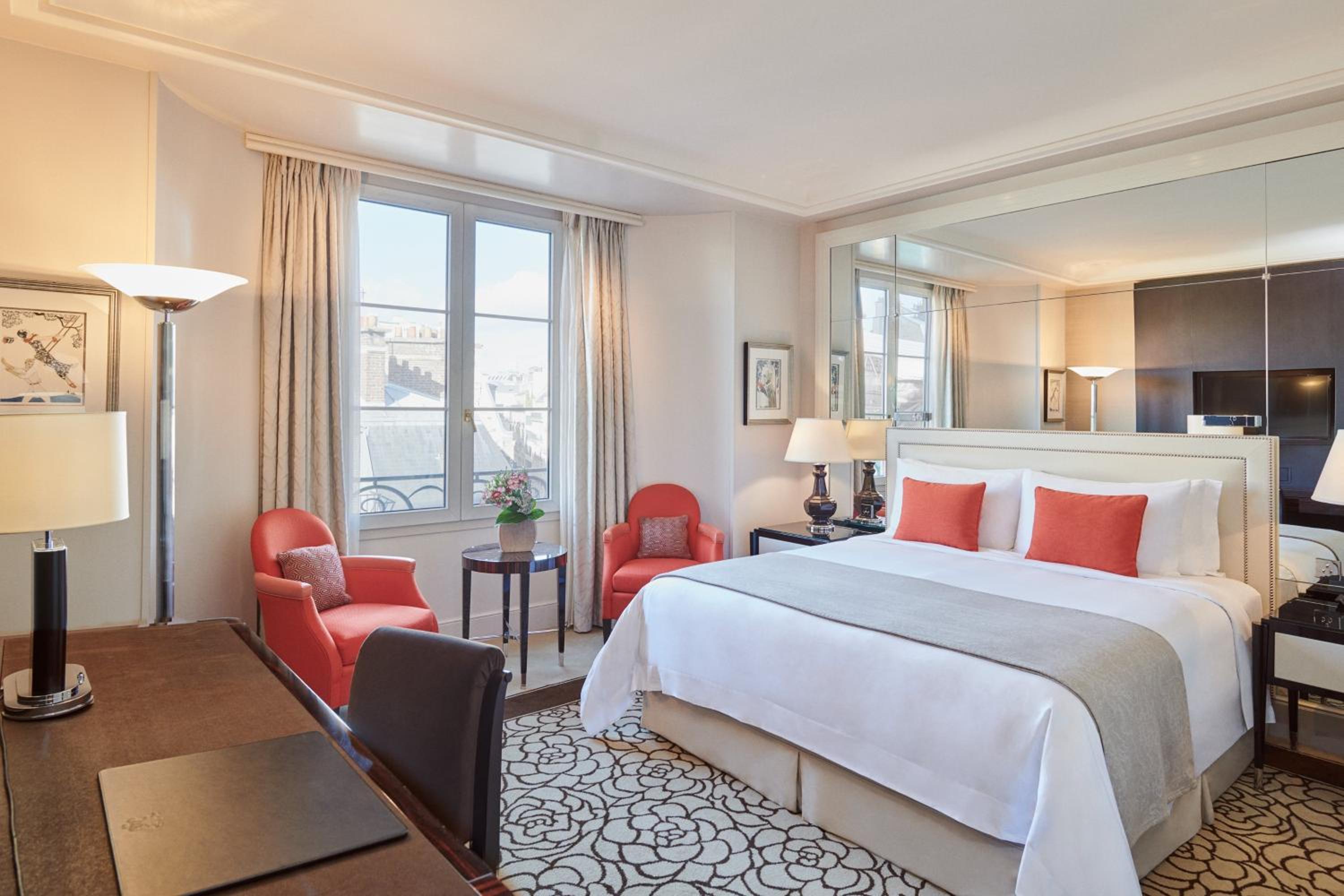 Art Deco Deluxe Balcony Street, Guest room, 1 Super King, City view, Balcony