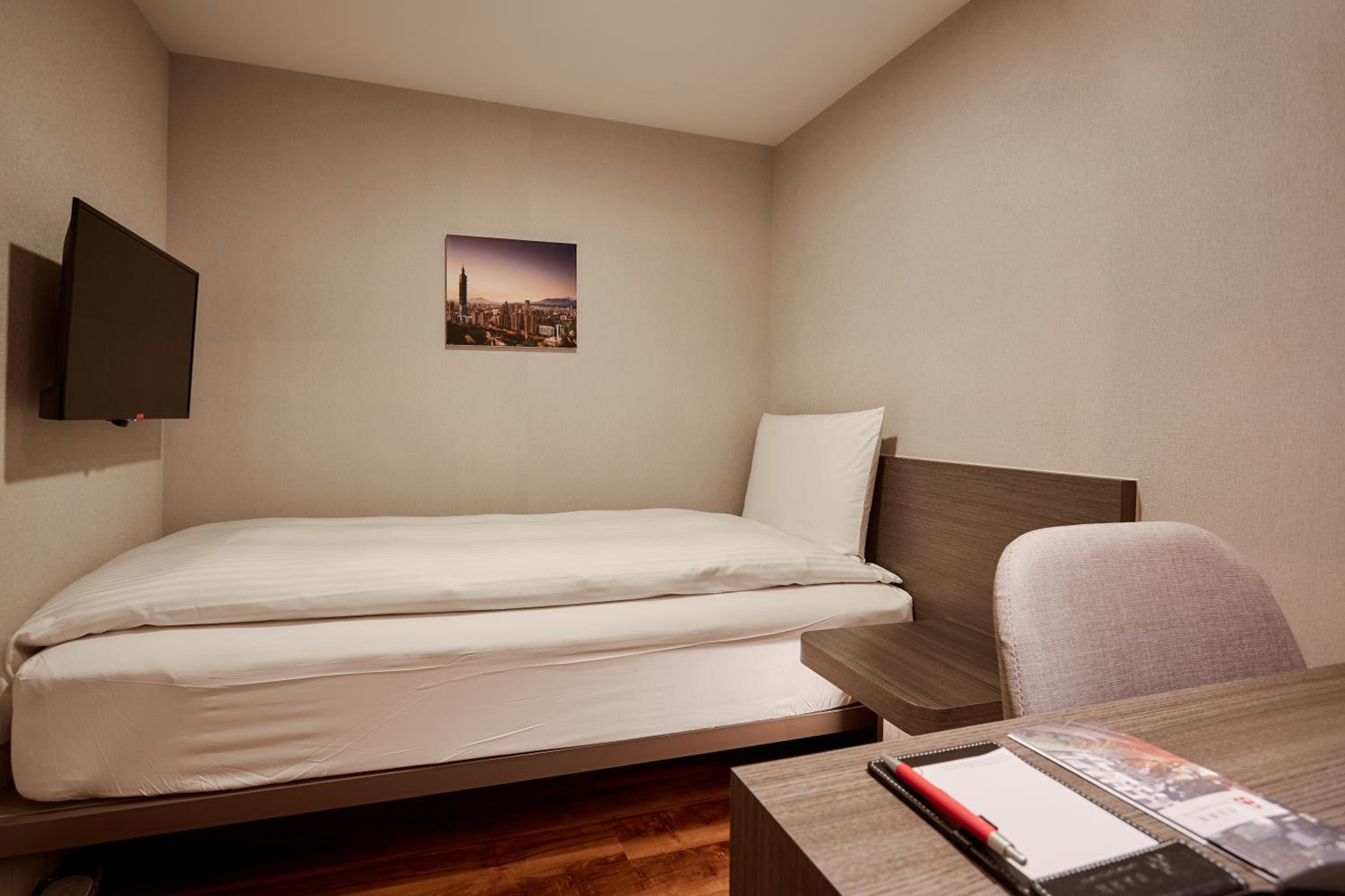 Male Single Room with Shared Bathroom