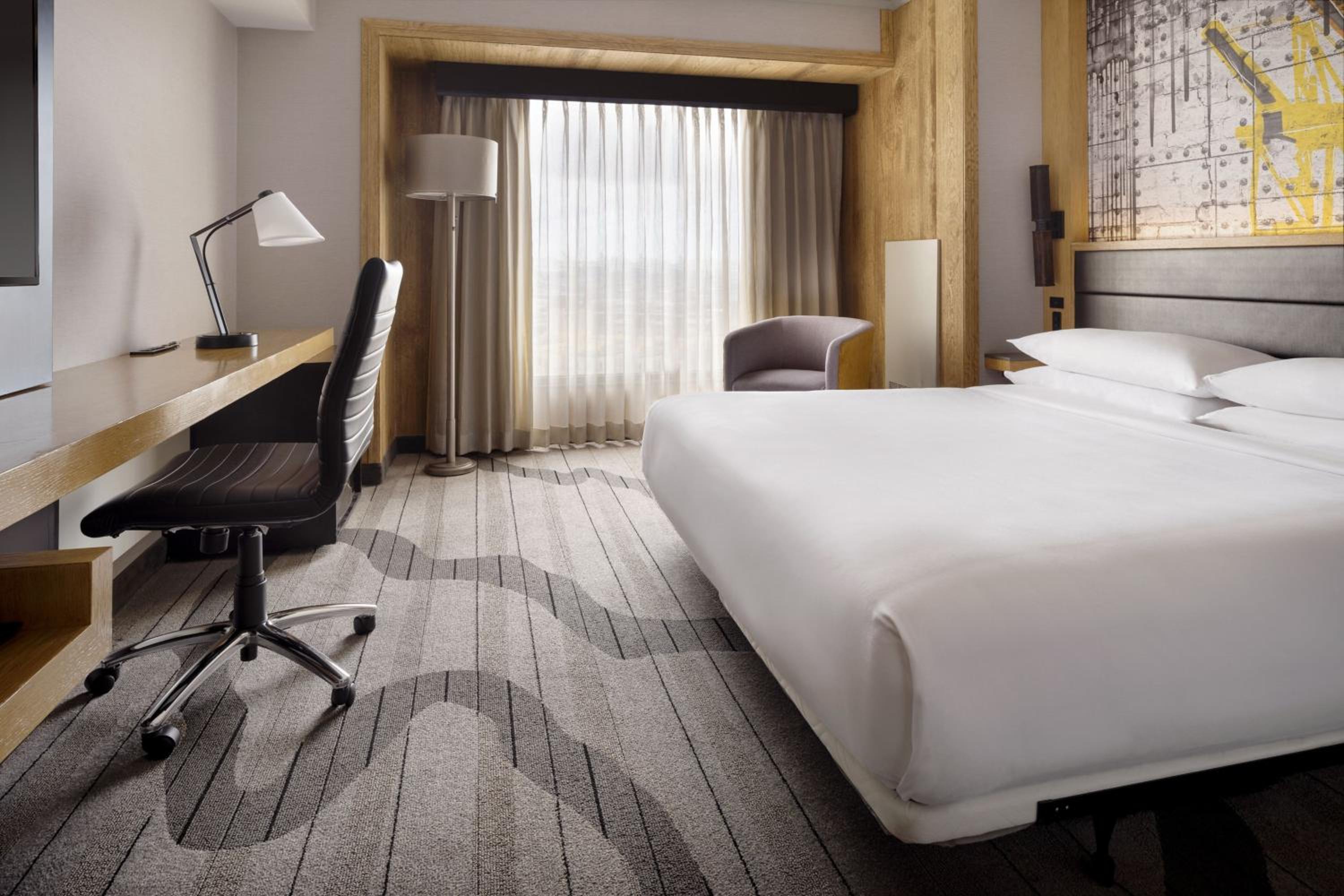 King Guest Room with City View - High Floor