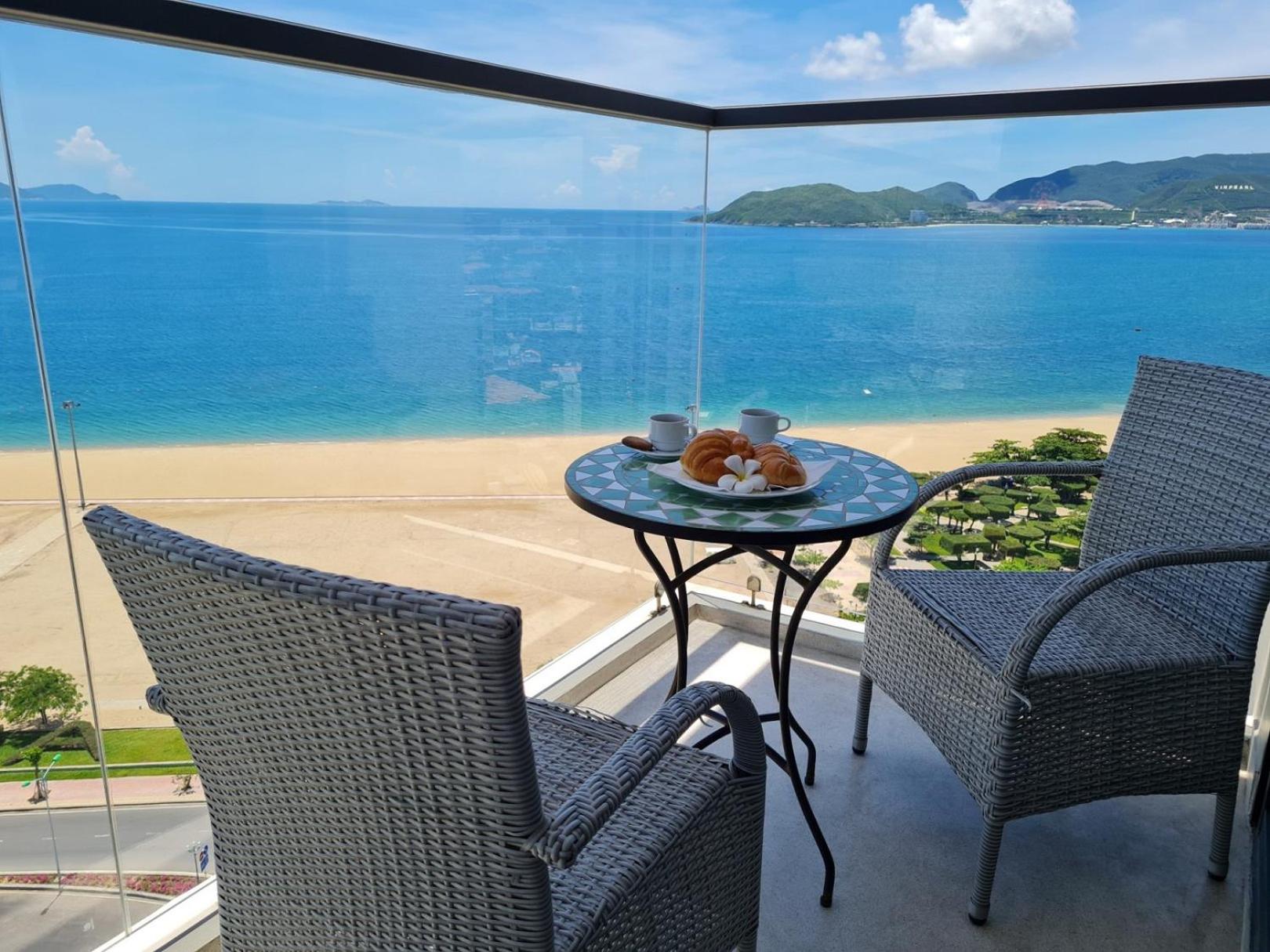 Suite with Balcony and Sea View