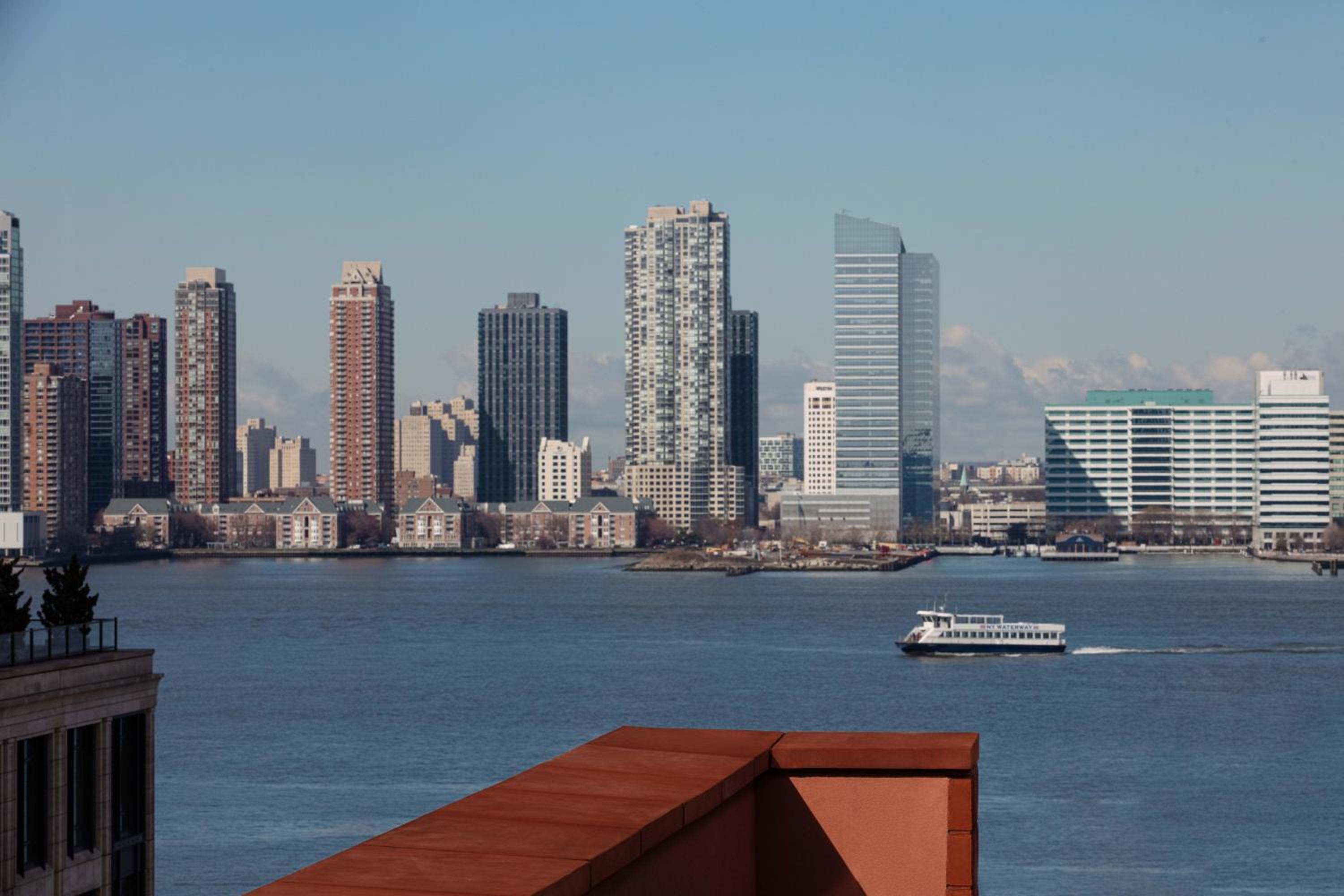 Hudson View Corner Suite