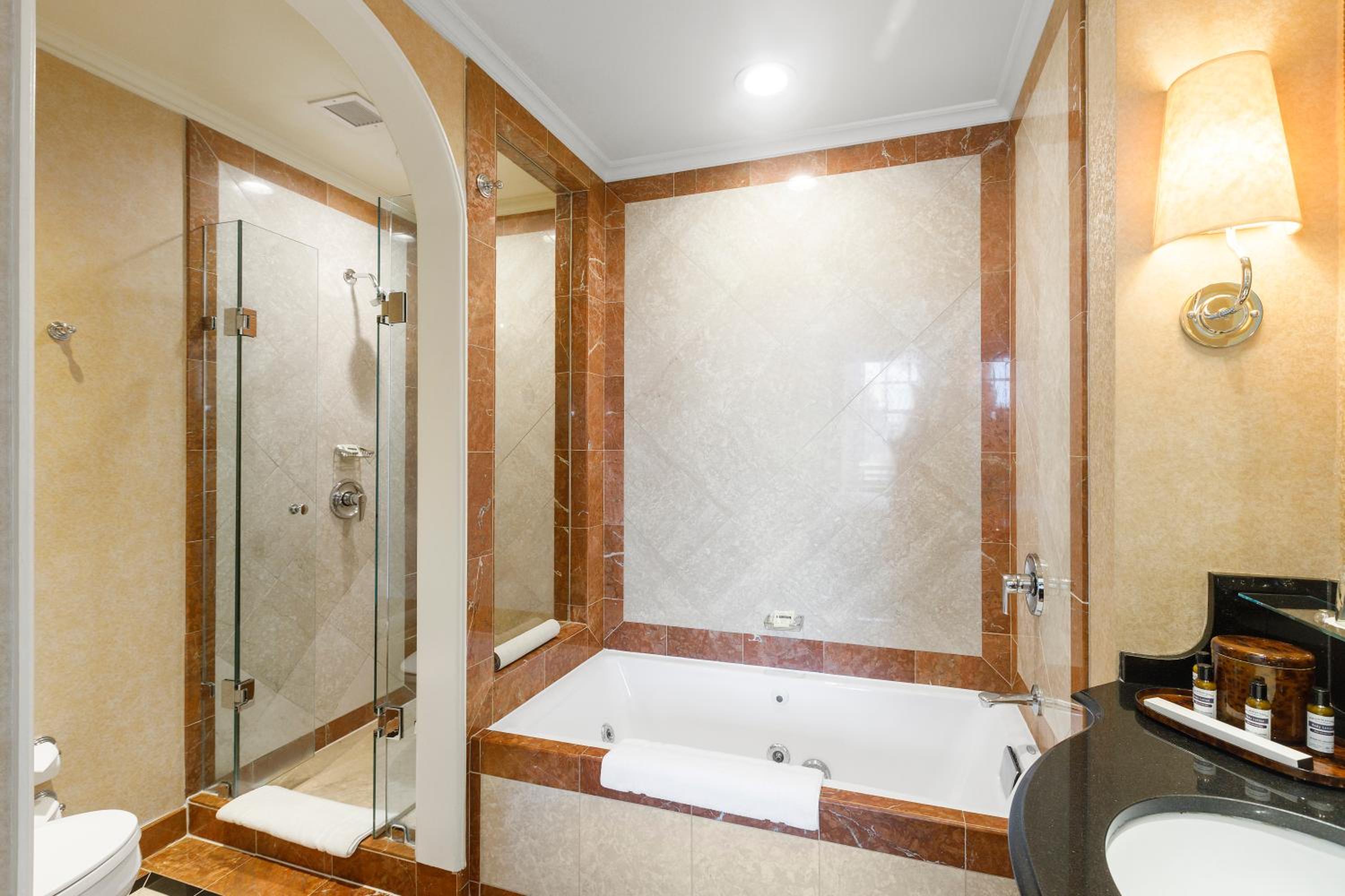 One-Bedroom Suite with Dining Area