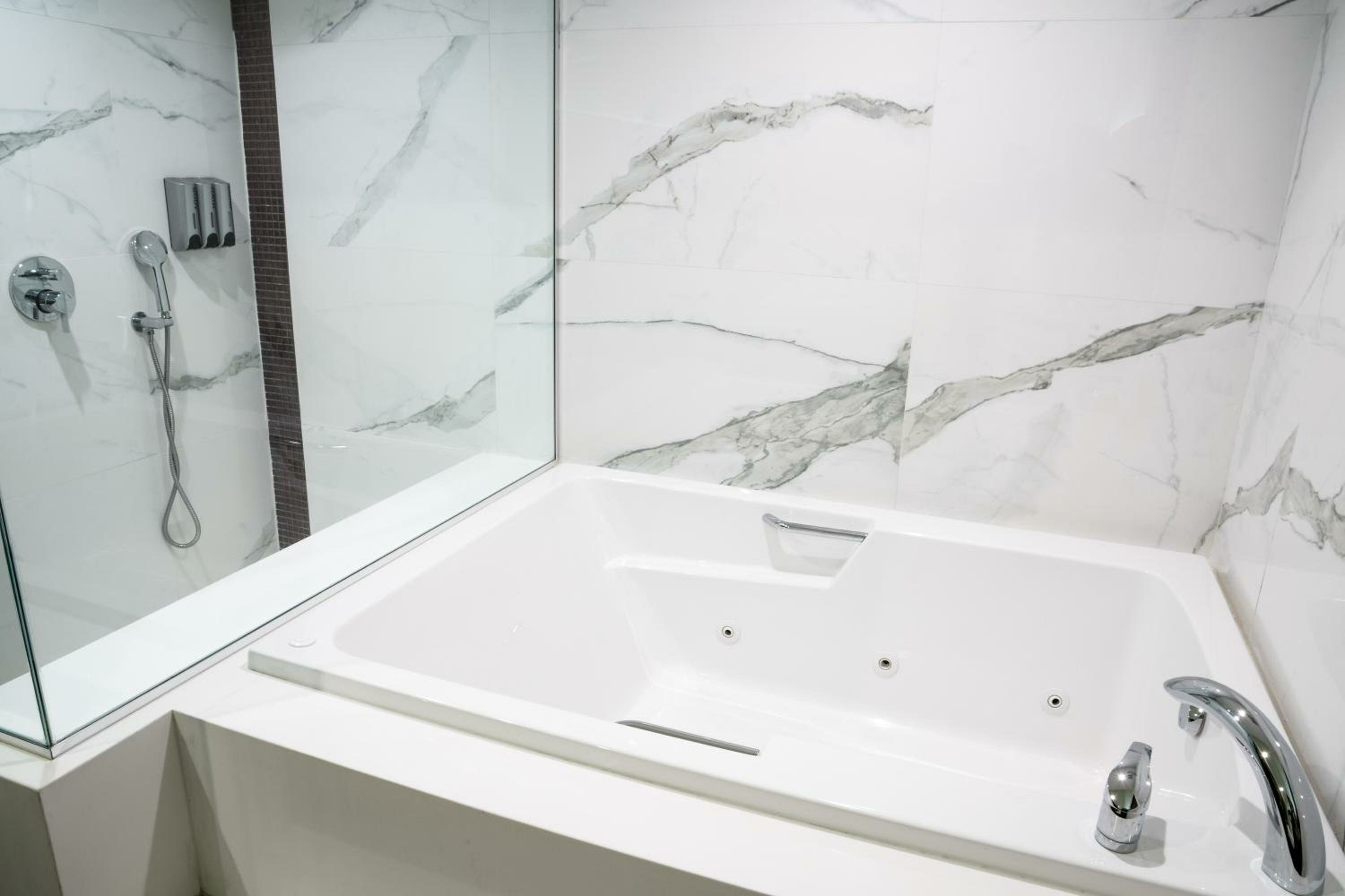 Romantic Suite, 1 King Bed, Jetted Tub