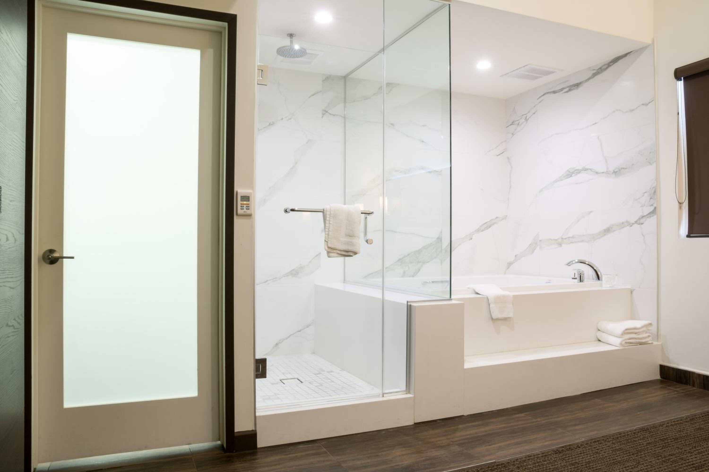 Romantic Suite, 1 King Bed, Jetted Tub