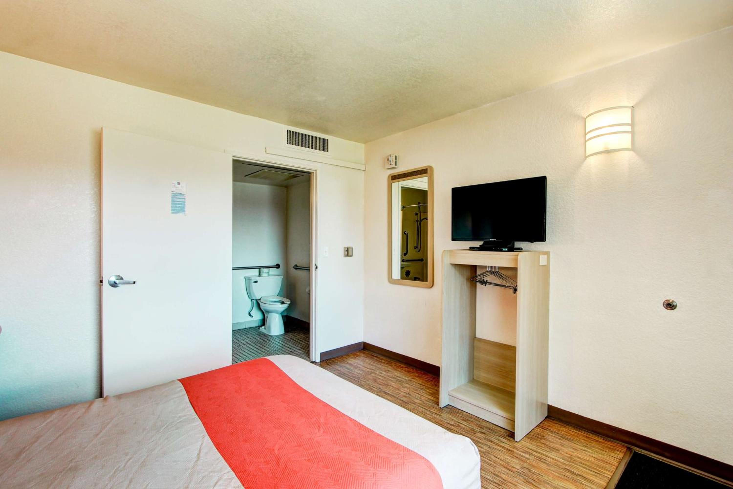 Queen Room - Disability Access