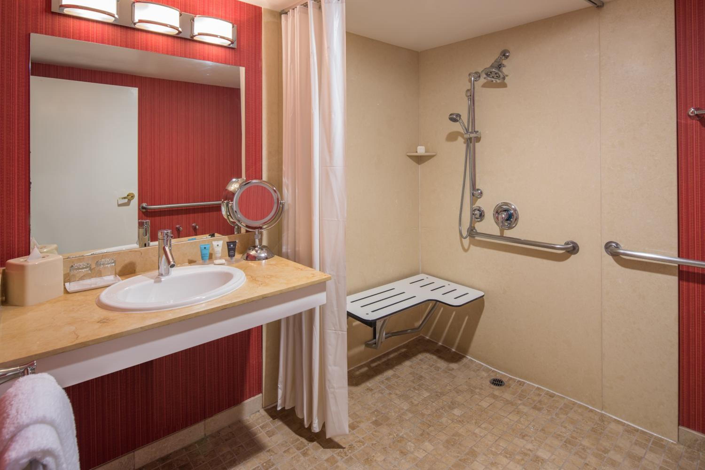 King Room - Disability Access Hearing Accessible - Roll-In Shower