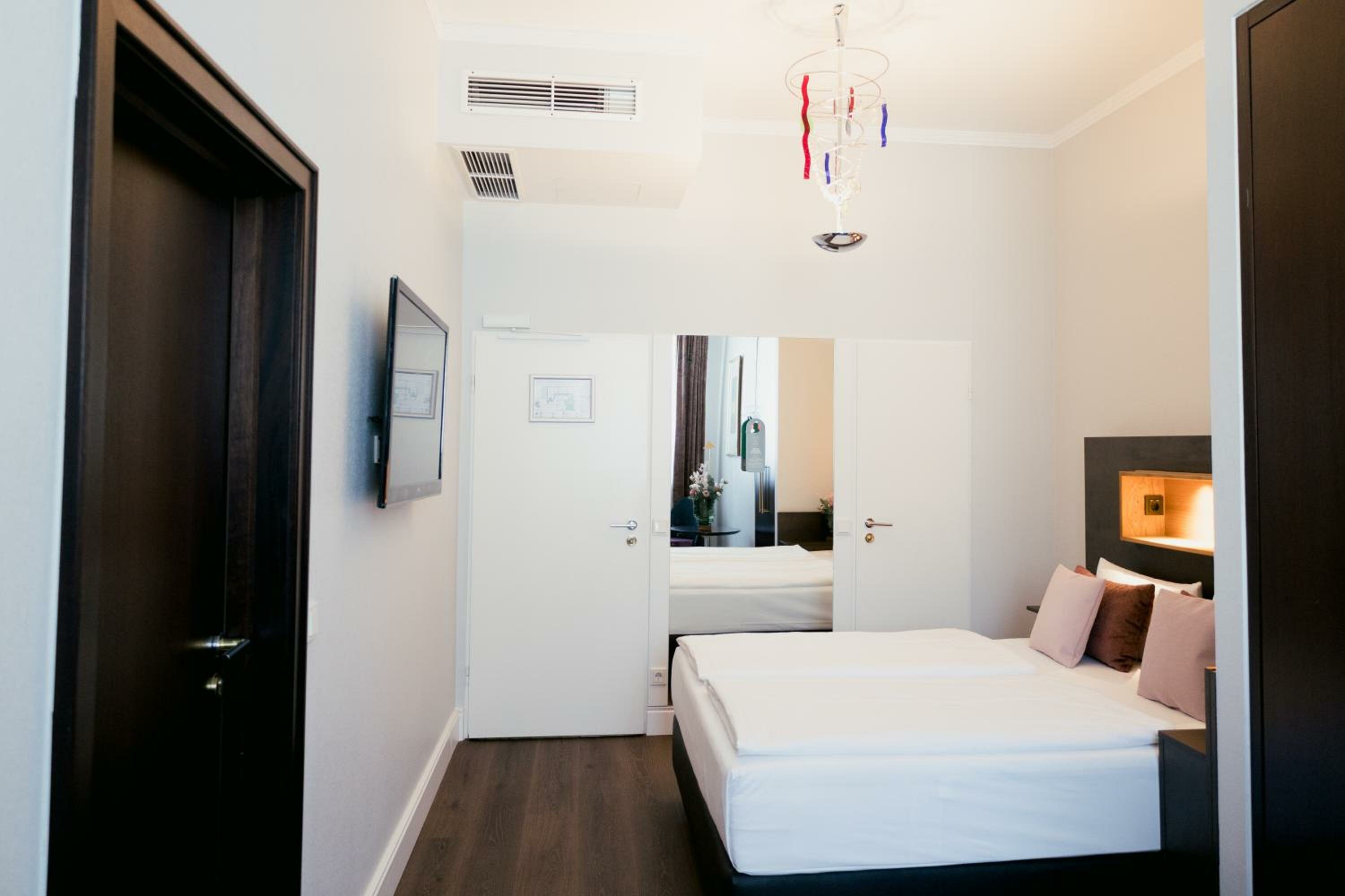 Standard Double Room (bed size 63 in)