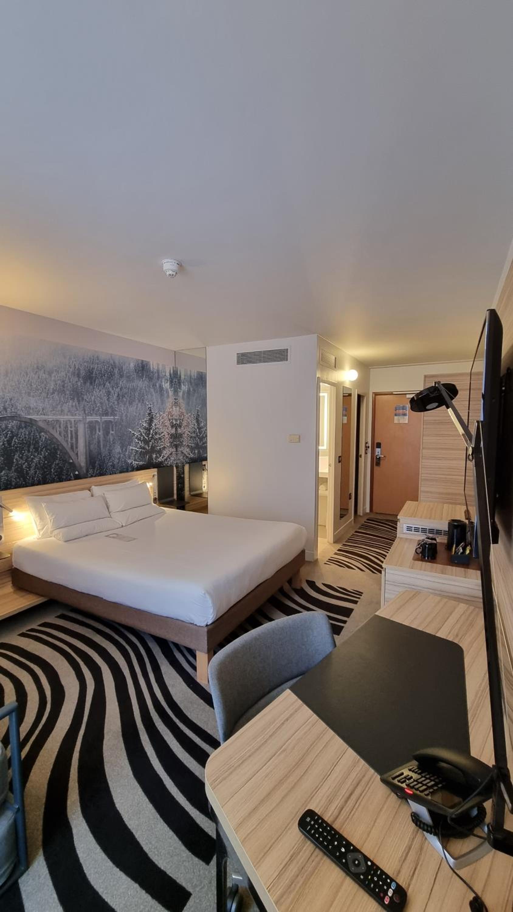 Standard Queen Room with Sofa