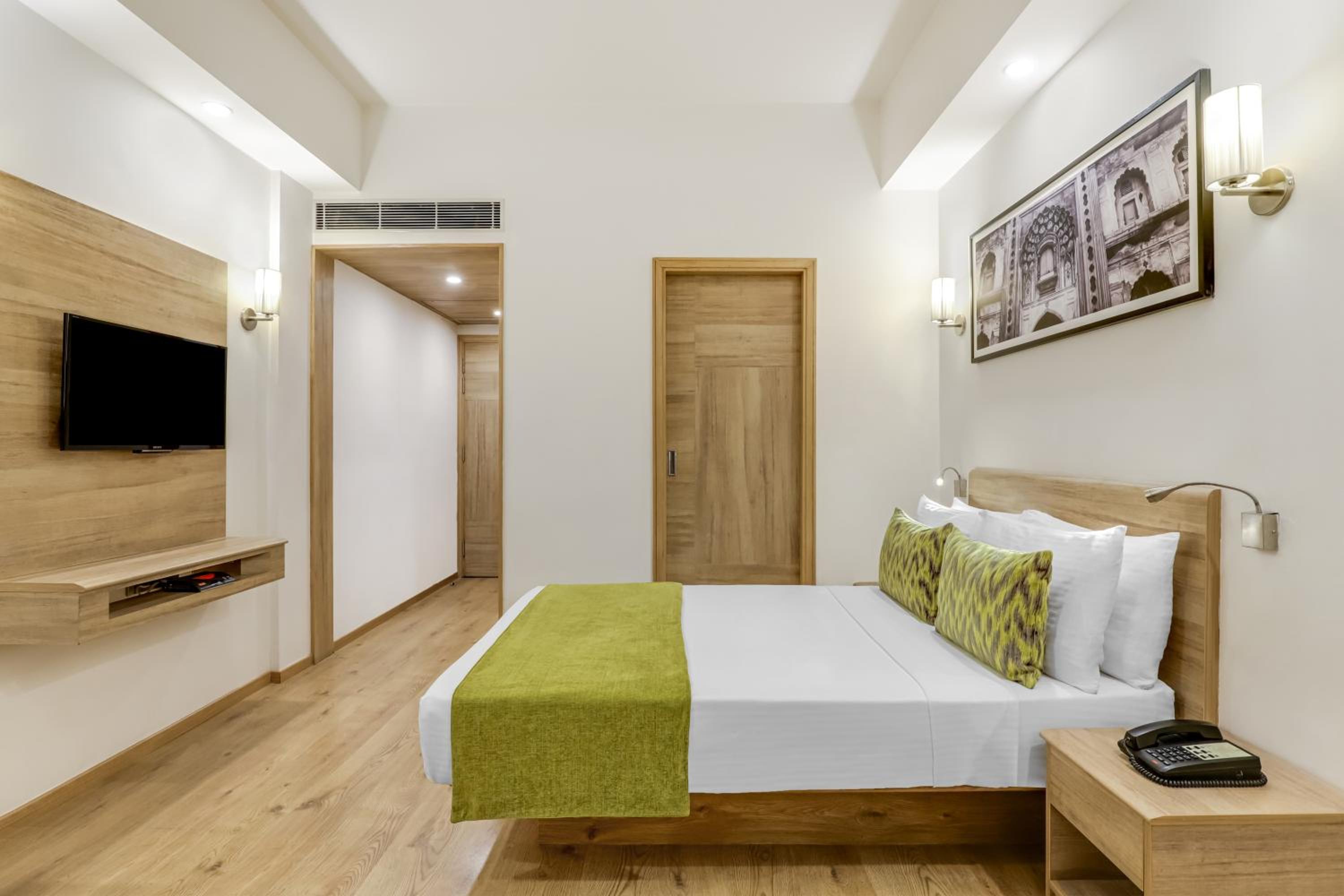 Business Room with Enjoy Happy Hours with 1+1 offer,15% Discount on F&B, Early Check In & Late Check out subject to availability, 02 pcs Laundry and complimentary 2 Pint of Beer   