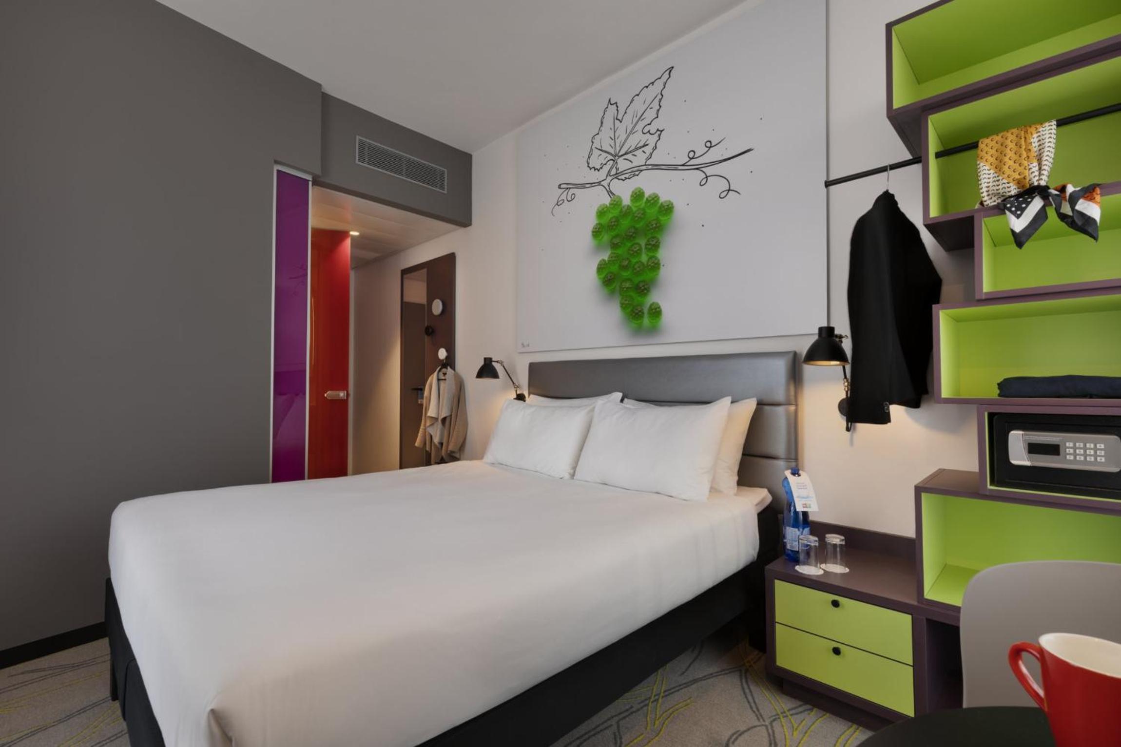 Standard Queen Room