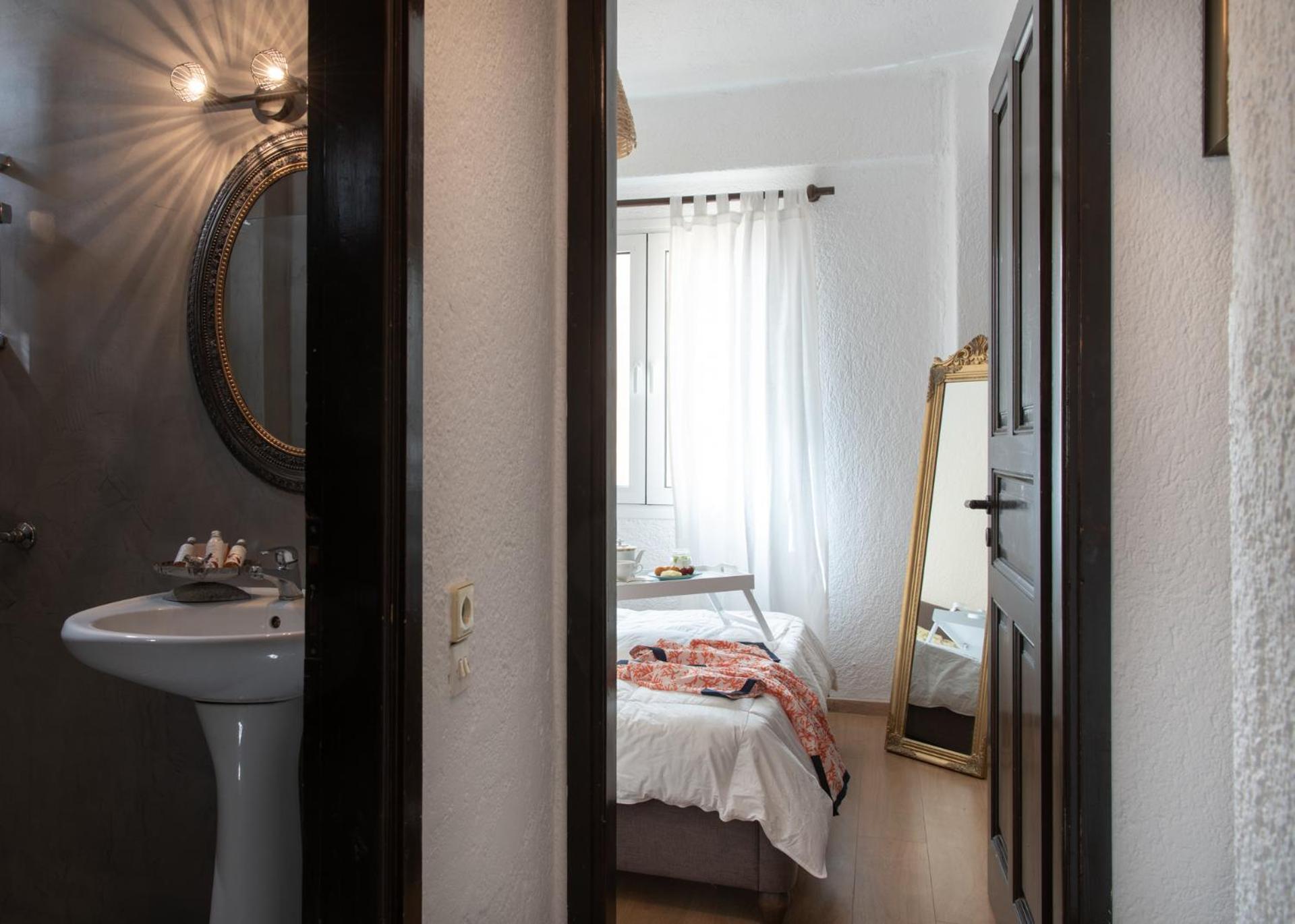 Junior Suite with Side Sea View