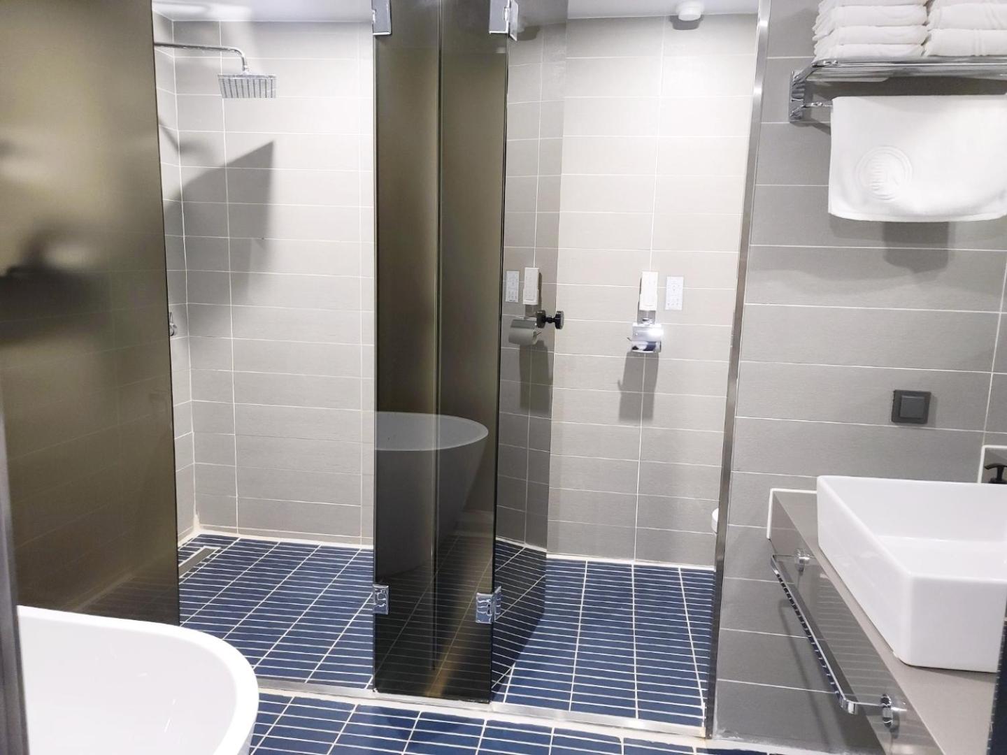 Quadruple Family Room with Free access to Rooftop pool