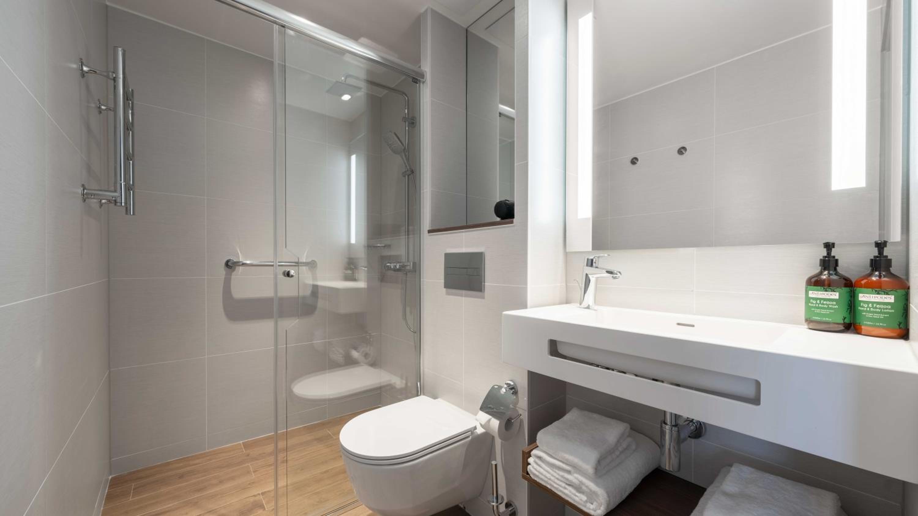 Cozy Queen Room with Free Spa Access