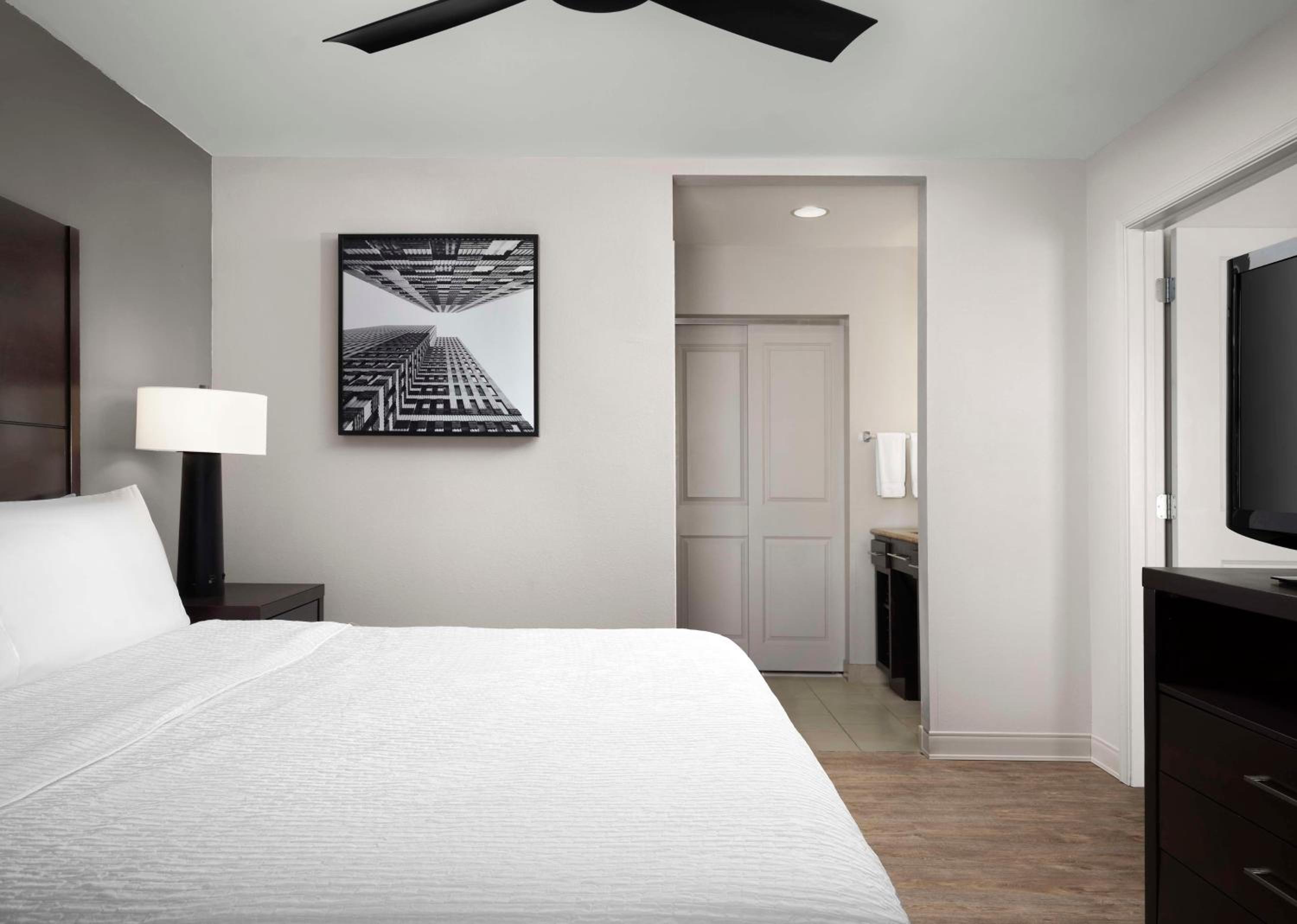 King Suite with Accessible Tub - Mobility and Hearing Access/Non-Smoking