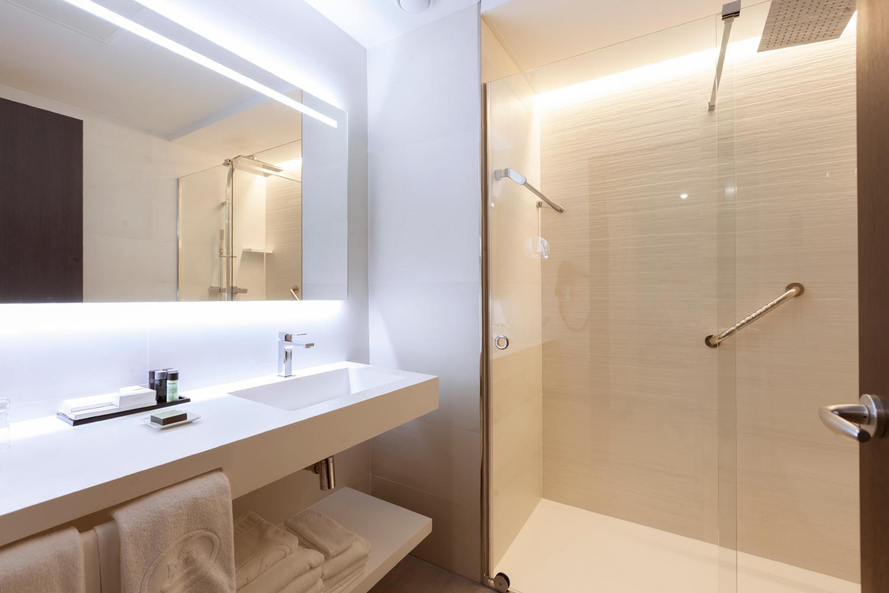 Family Room (2 Adults + 2 Child)