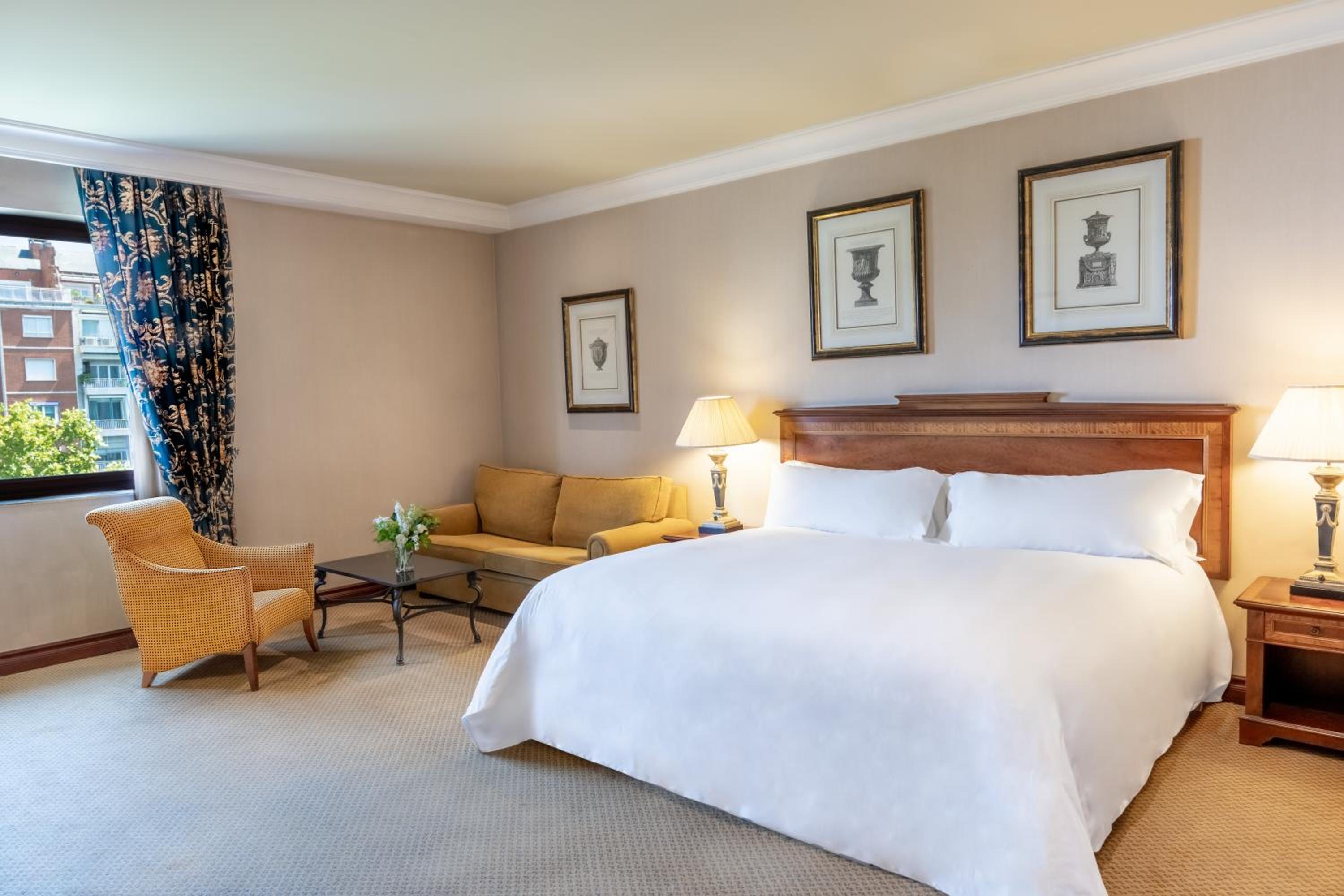 Junior King Suite with Castellana View - Club Lounge Access