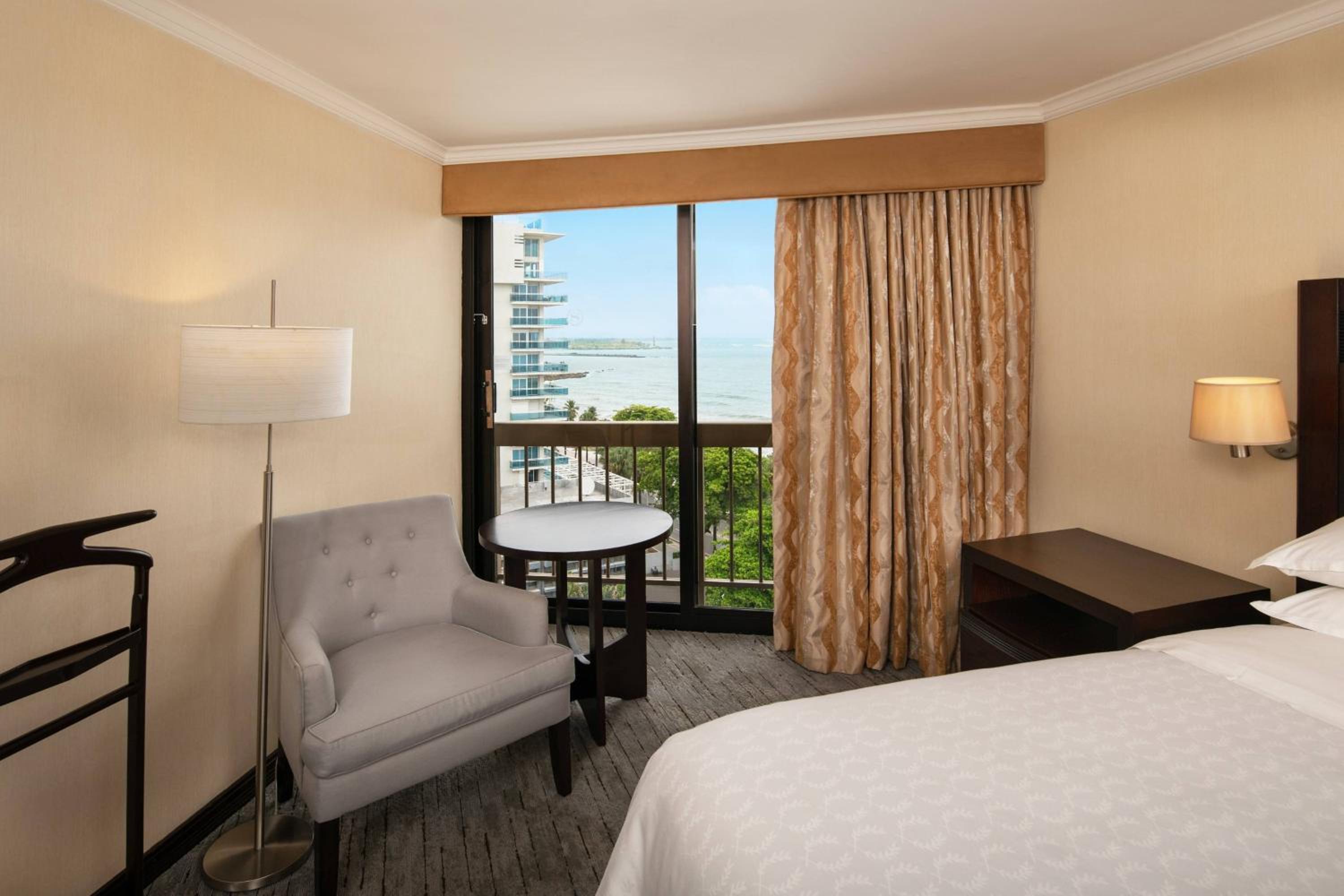 Club lounge access, Guest room, 2 Queen, Ocean view