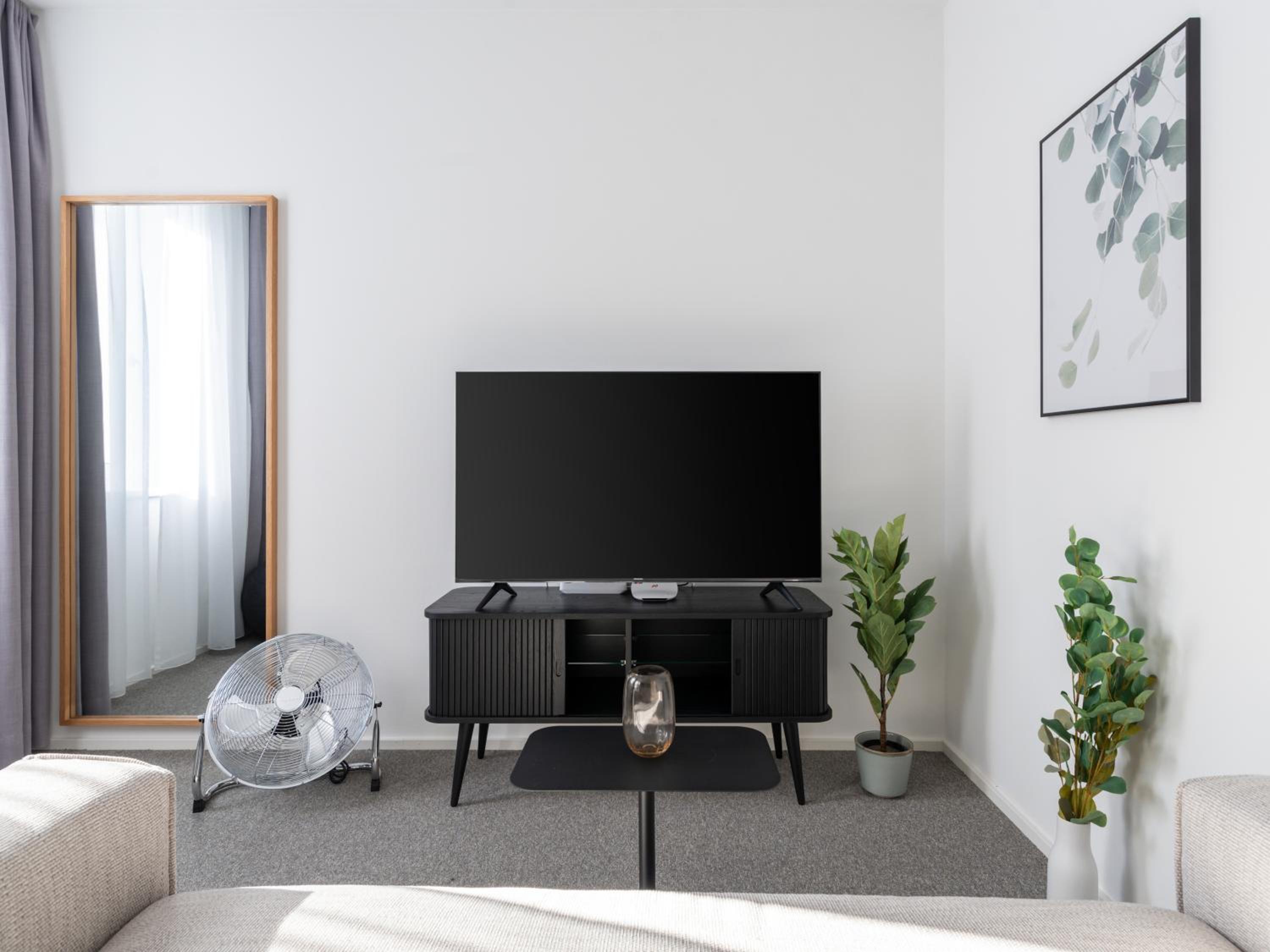 Single Suite M with seating area