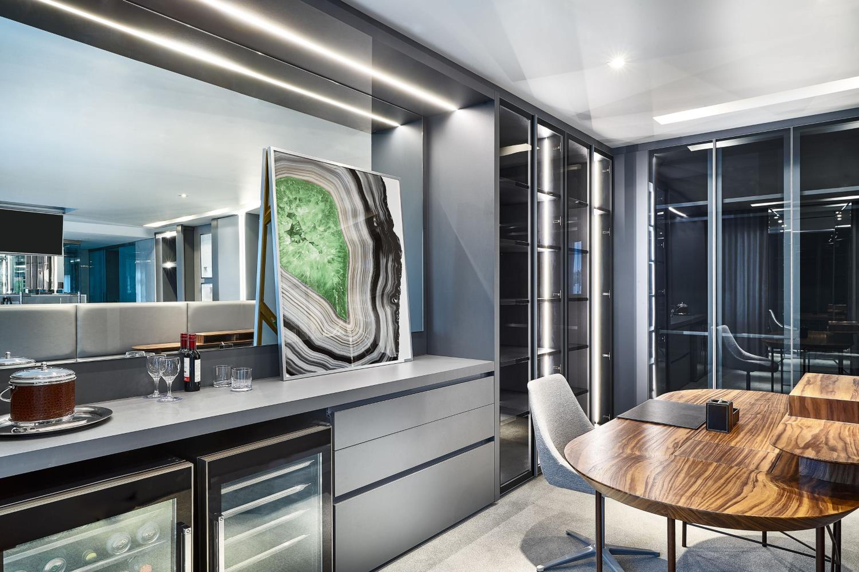 One-Bedroom Junior King Suite, City View