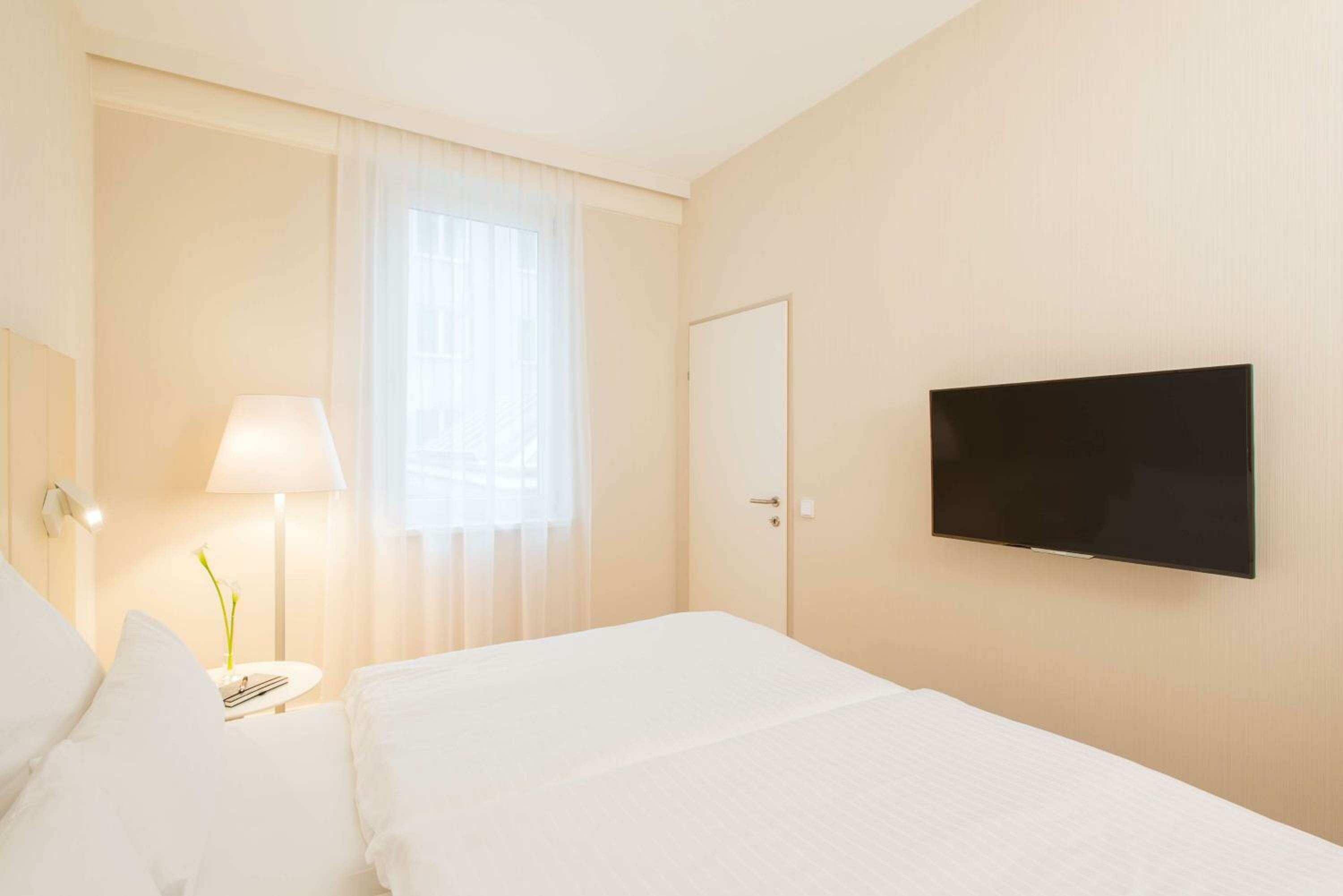 Family Room (2 Adults + 1 Child)