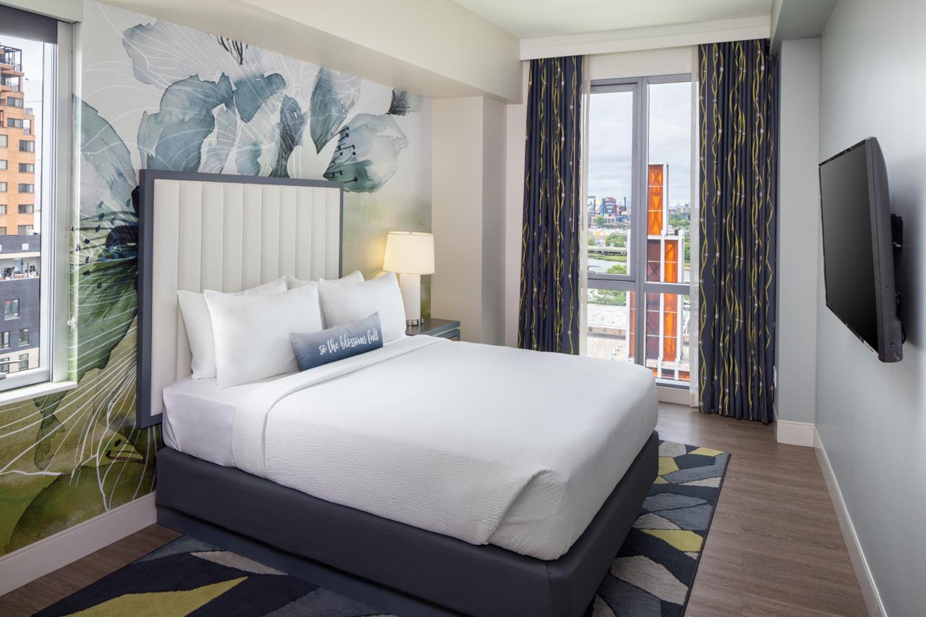 Queen Room With Hearing Accessible Roll-In Shower - Non-Smoking