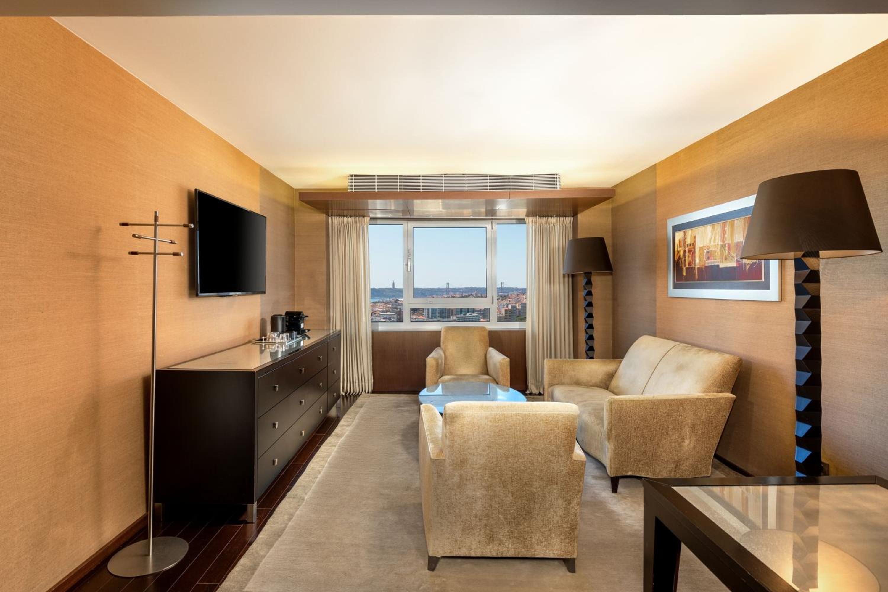 Executive Suite, Club lounge access, 1 Queen, Skyline view