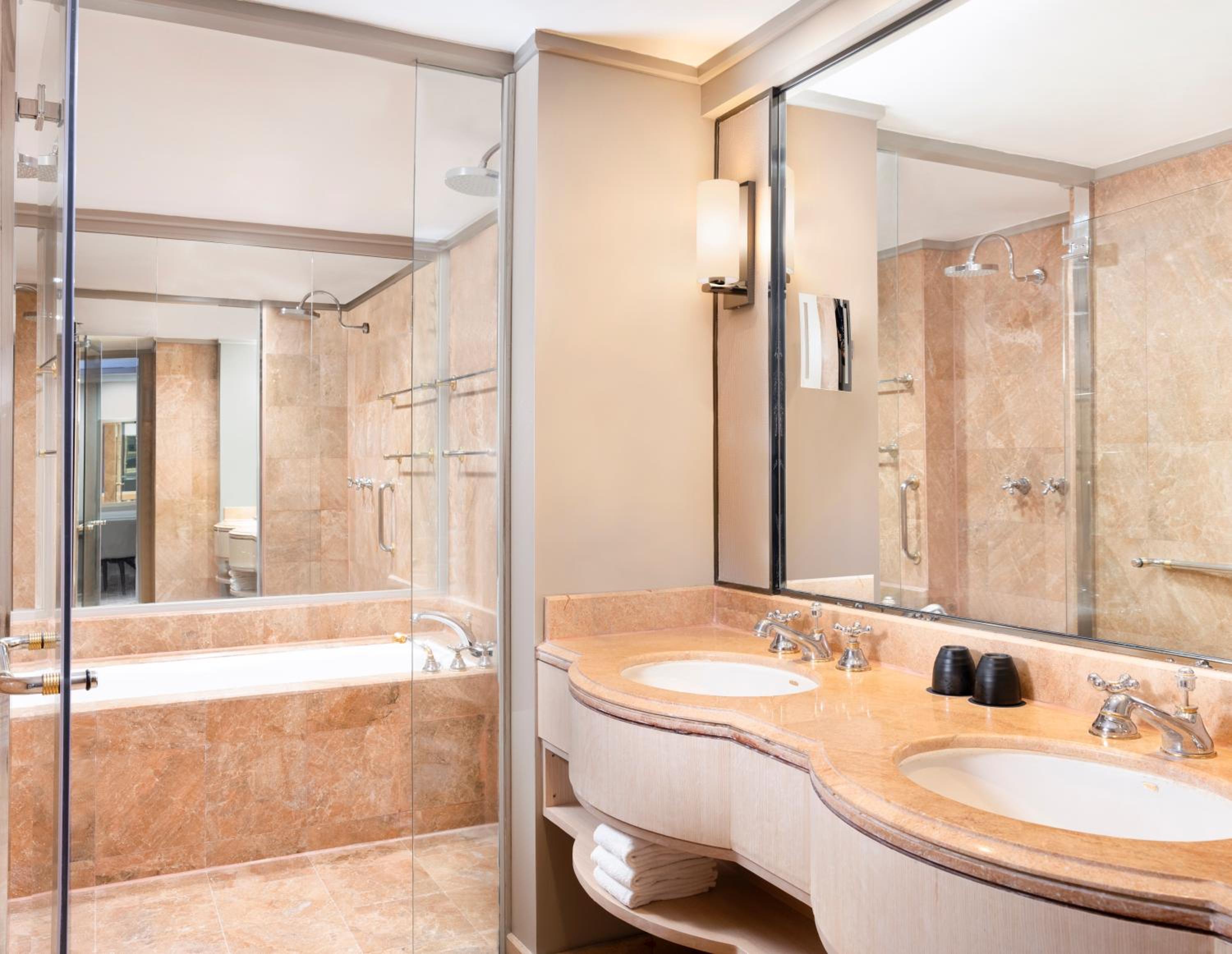 1 King Bed, City View, 1-Bedroom Suite