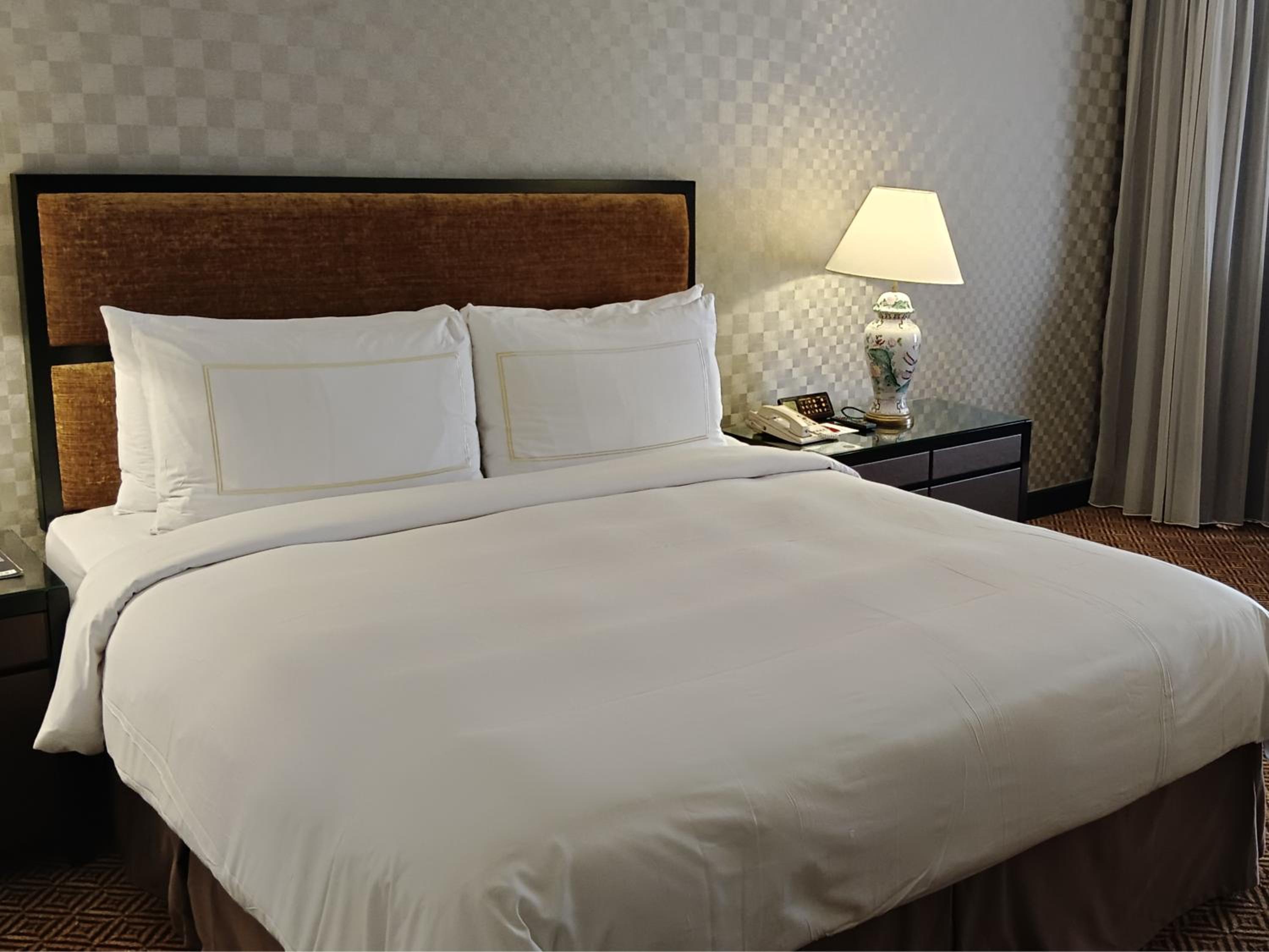 Deluxe Room with One Queen Bed