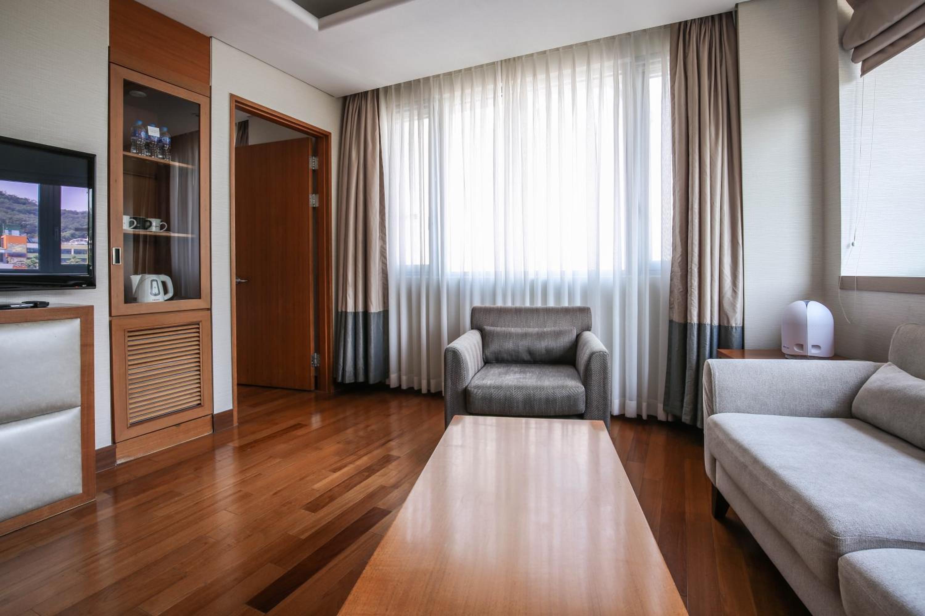 Suite with Mountain View