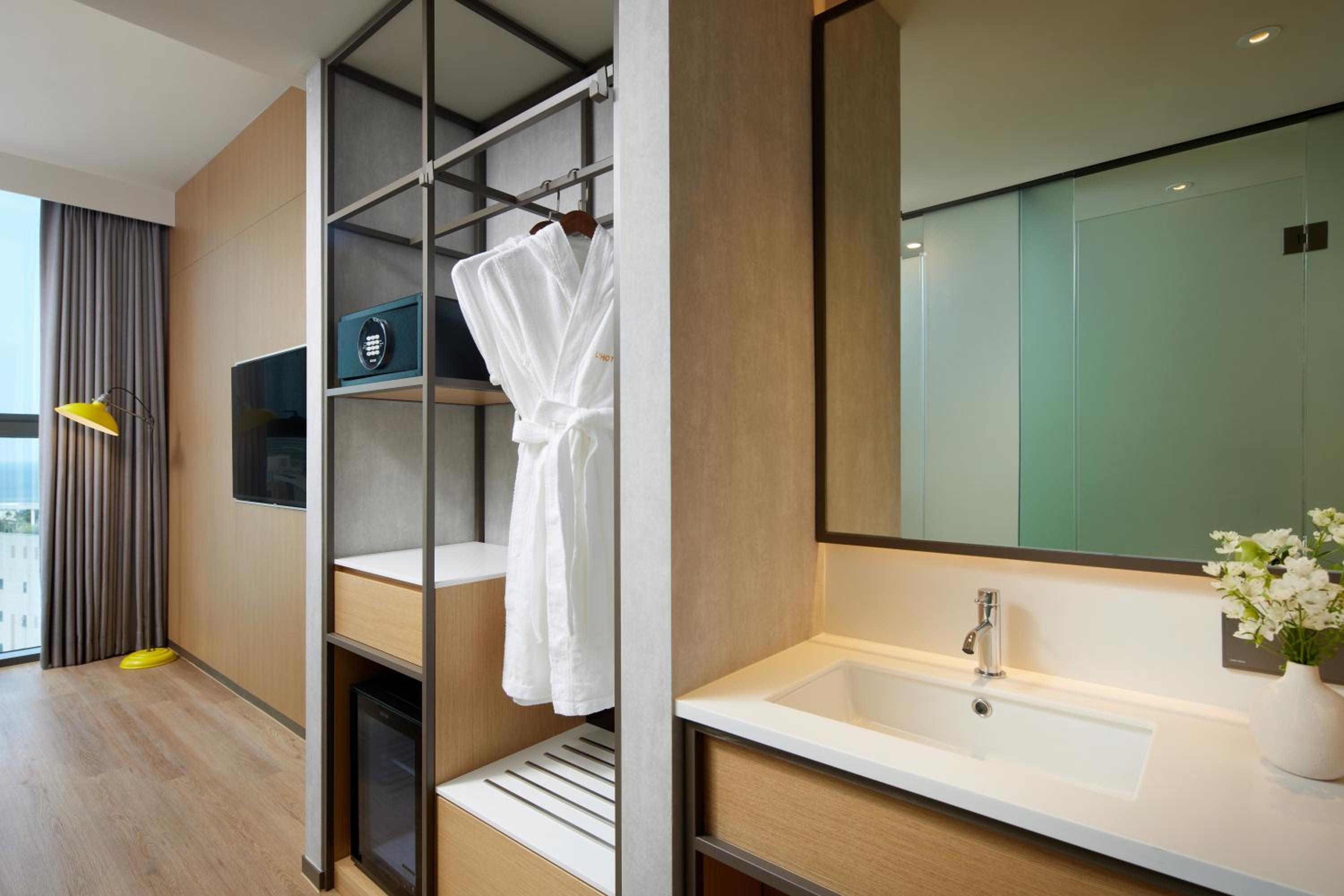 Superior Queen Town Ocean View (10F - 19F)