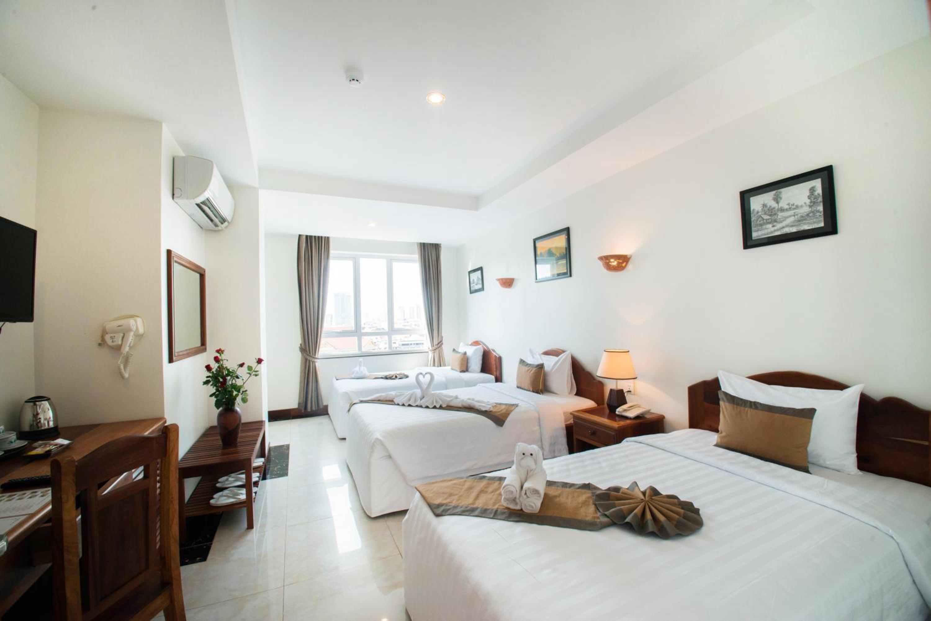 Deluxe Triple Room with City View