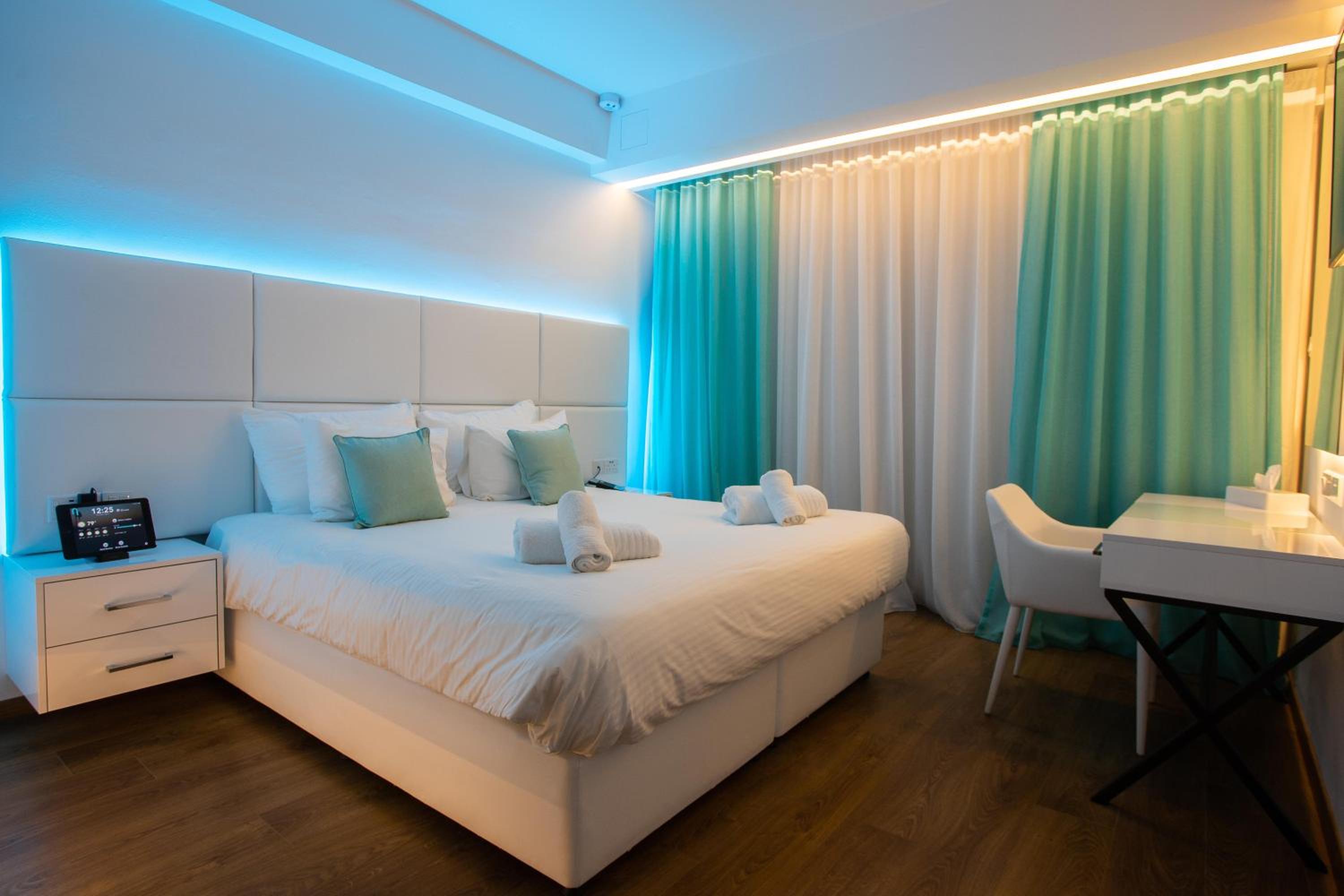 Deluxe Double Room With Balcony And Land View