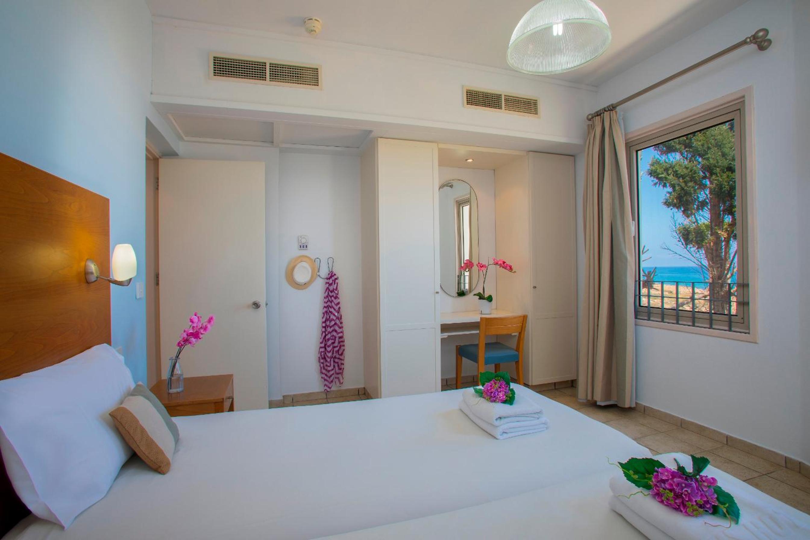 One-Bedroom Suite with Side Sea View