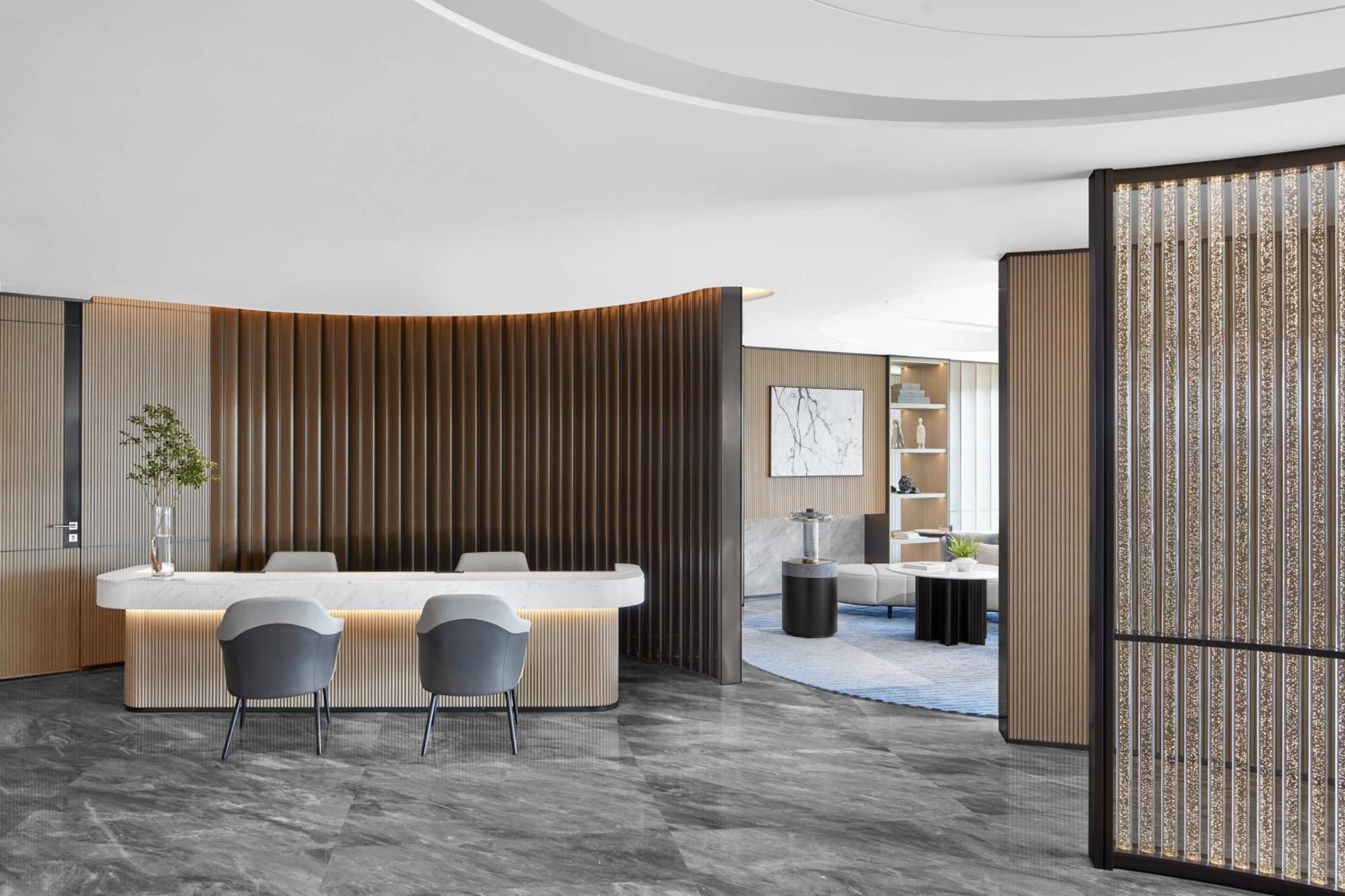 Executive lounge access Suite with 1 King, Lake view Balcony