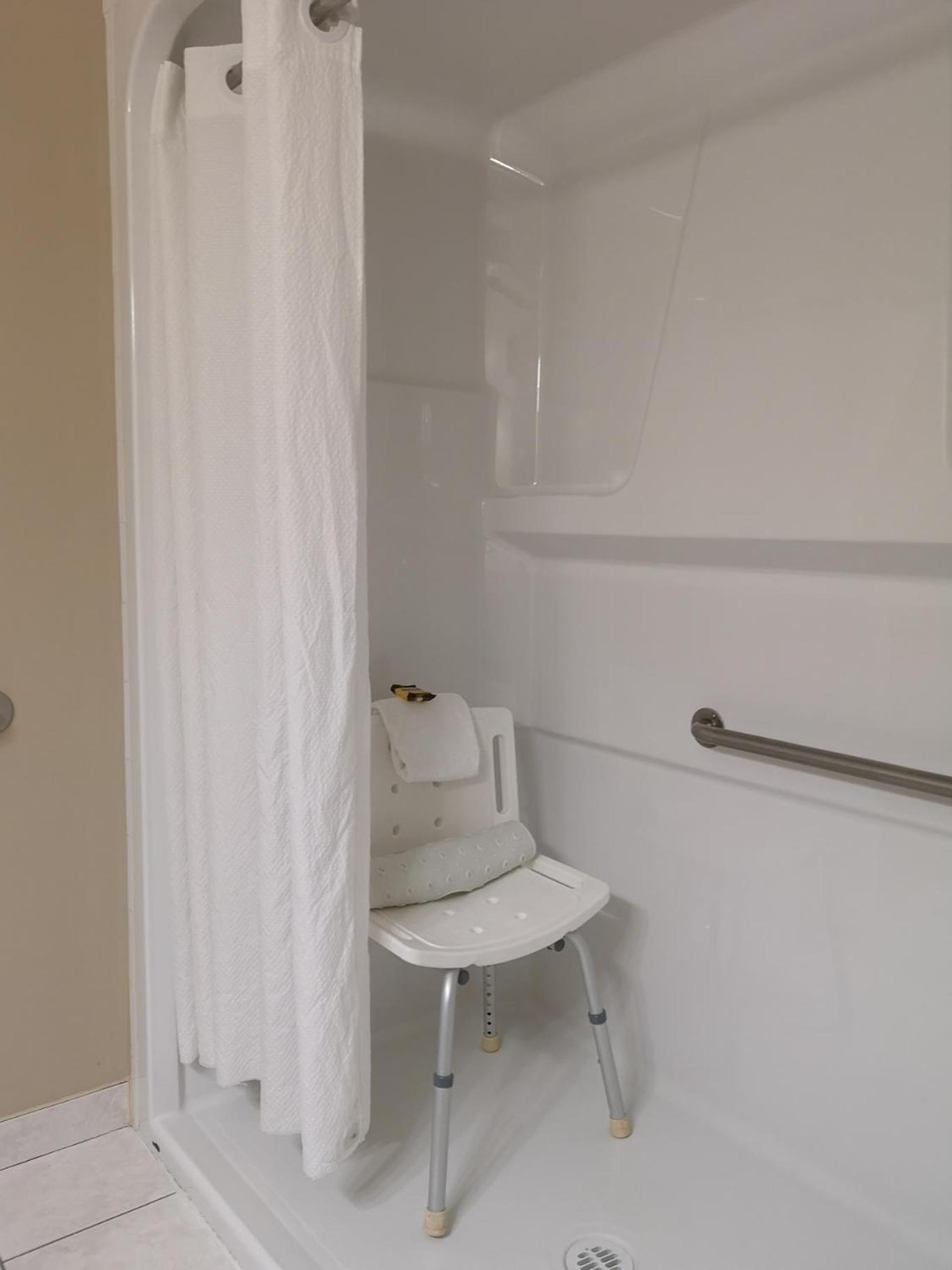 Queen Room with Roll-In Shower - Mobility Accessible/Non-Smoking