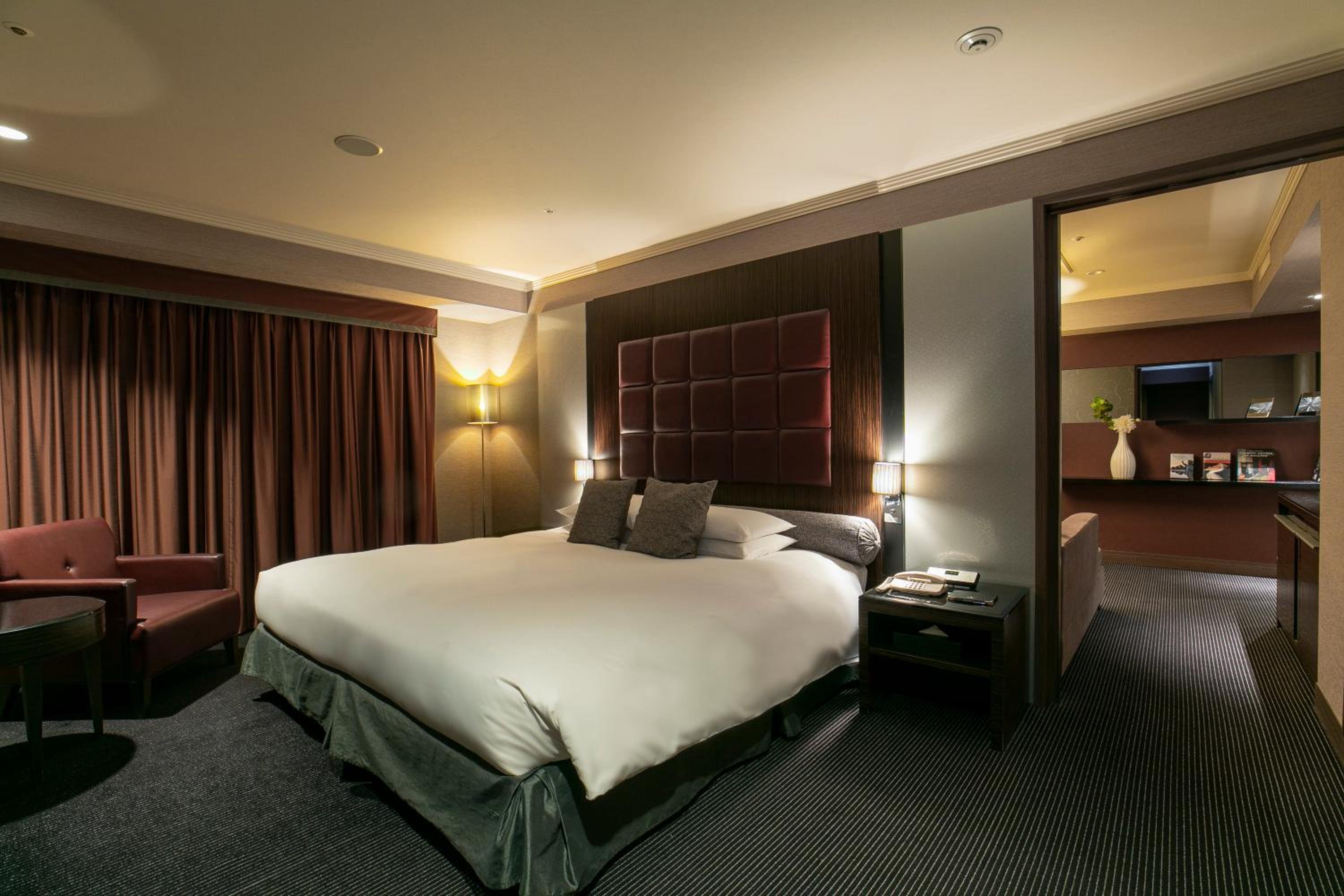 Corner Suite Double Room - Non-Smoking