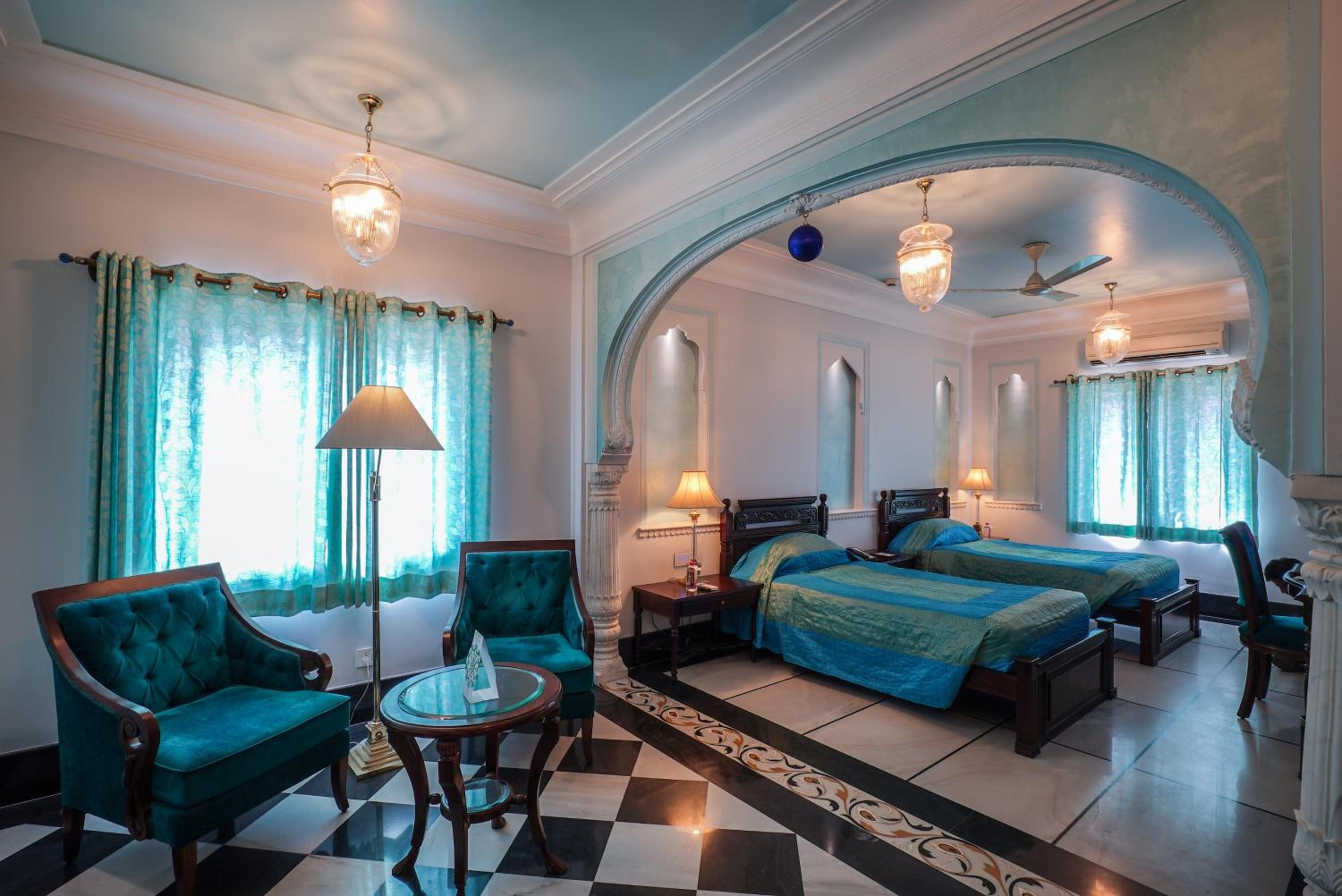 Royal Suite: 20% off on session of Spa, 10% off on food & beverage services, 15 % off On Laundry