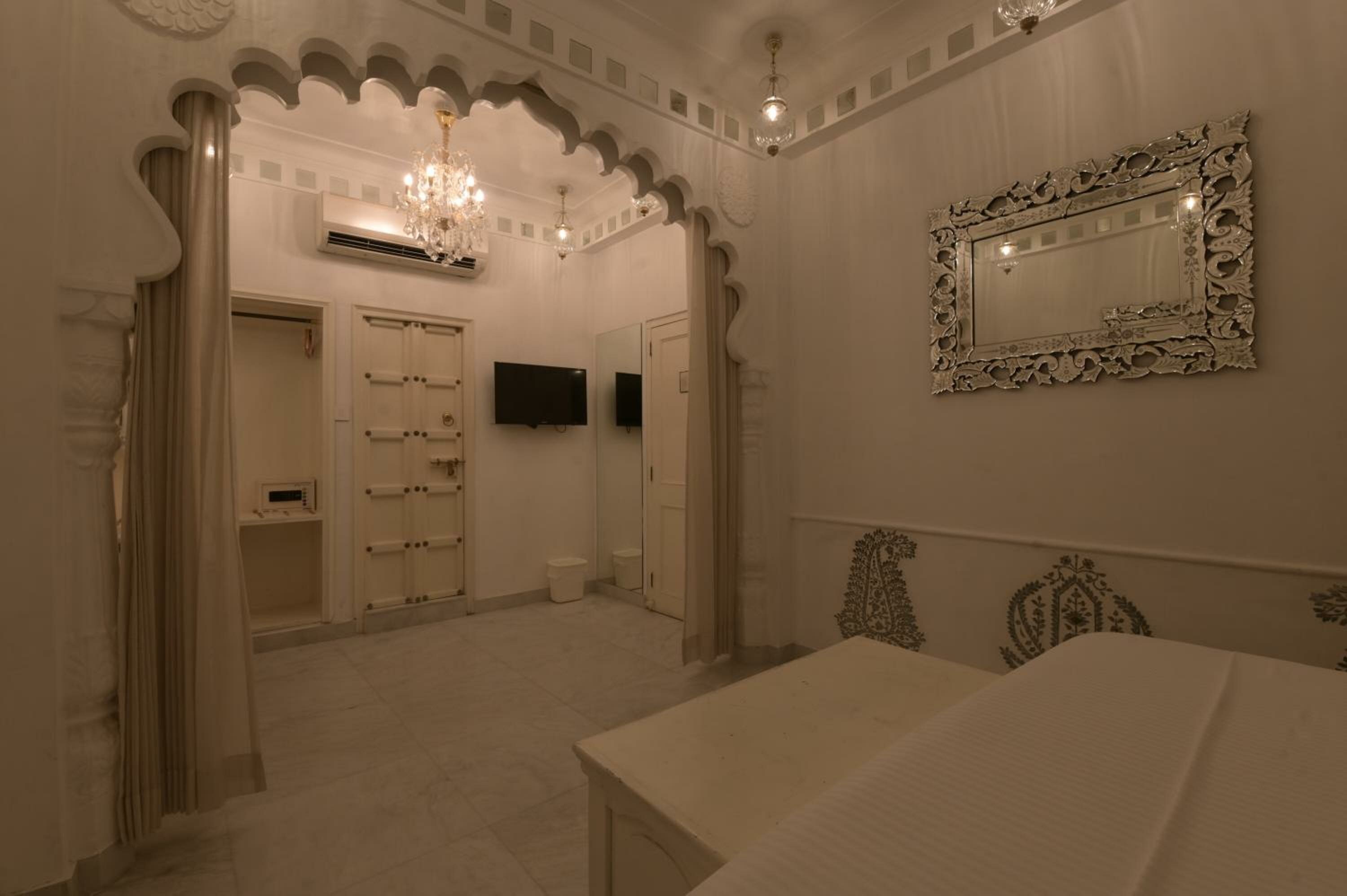 Standard Room Non Lake Facing :  Avail 15% Discount on all restaurant bills,50% Discount on any spa services (Valid for stay till 30th September 2025)