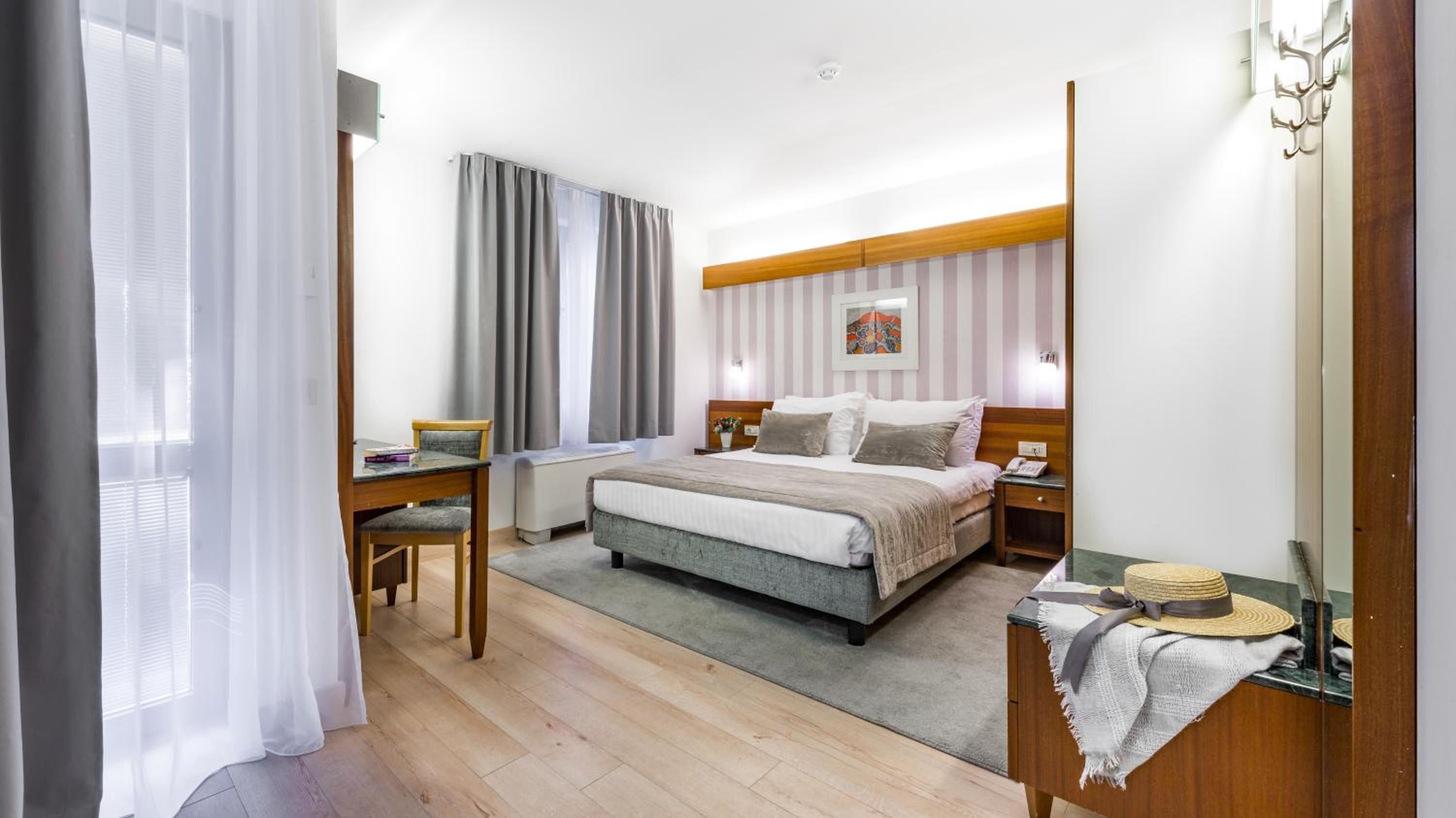 Double Room with Balcony and Park View