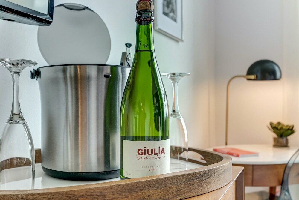 Beautiful City View Room in Coconut Grove ( NO BALCONY OR KITCHEN)