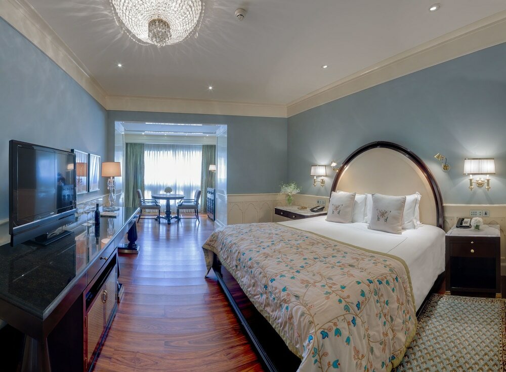 Luxury Grande Room City View King Bed