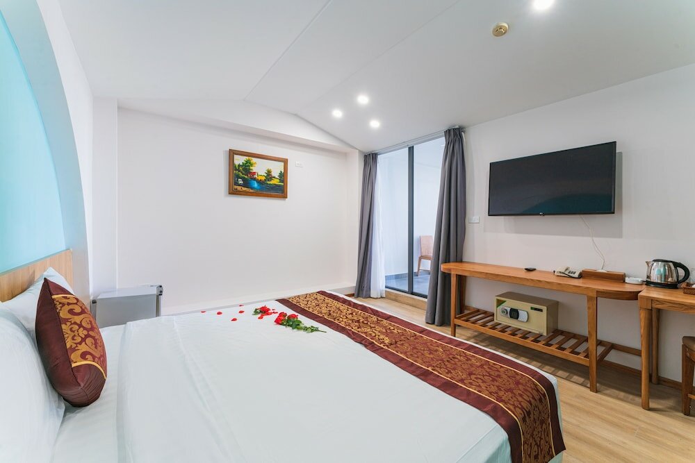 Senior Double Room, Partial Sea View